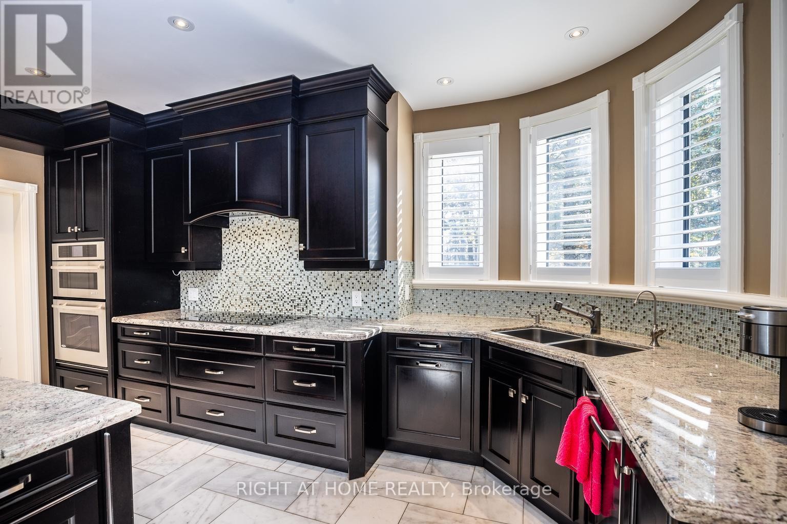 












38 SUGARBUSH COURT E

,
Vaughan (East Woodbridge),




Ontario
L4L2Z2

