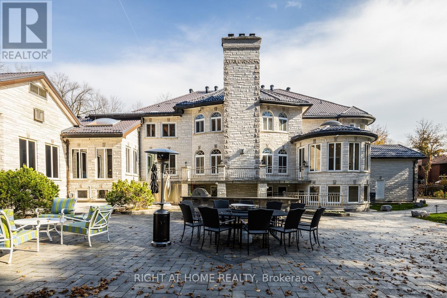 












38 SUGARBUSH COURT E

,
Vaughan (East Woodbridge),




Ontario
L4L2Z2

