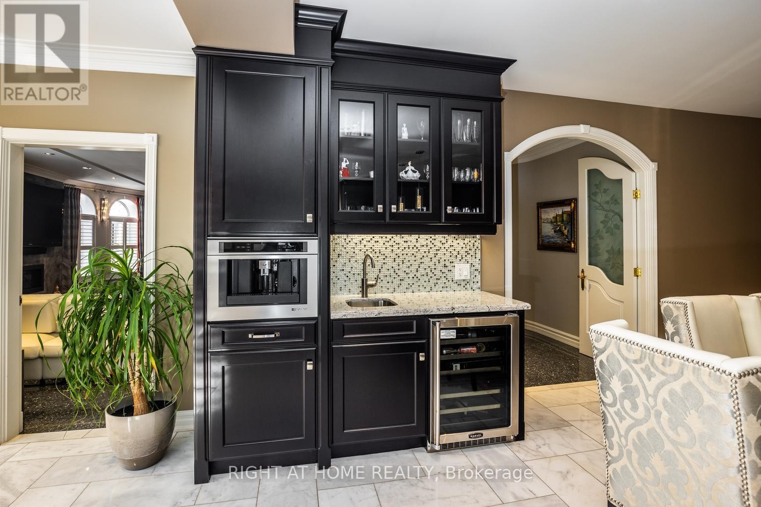 












38 SUGARBUSH COURT E

,
Vaughan (East Woodbridge),




Ontario
L4L2Z2

