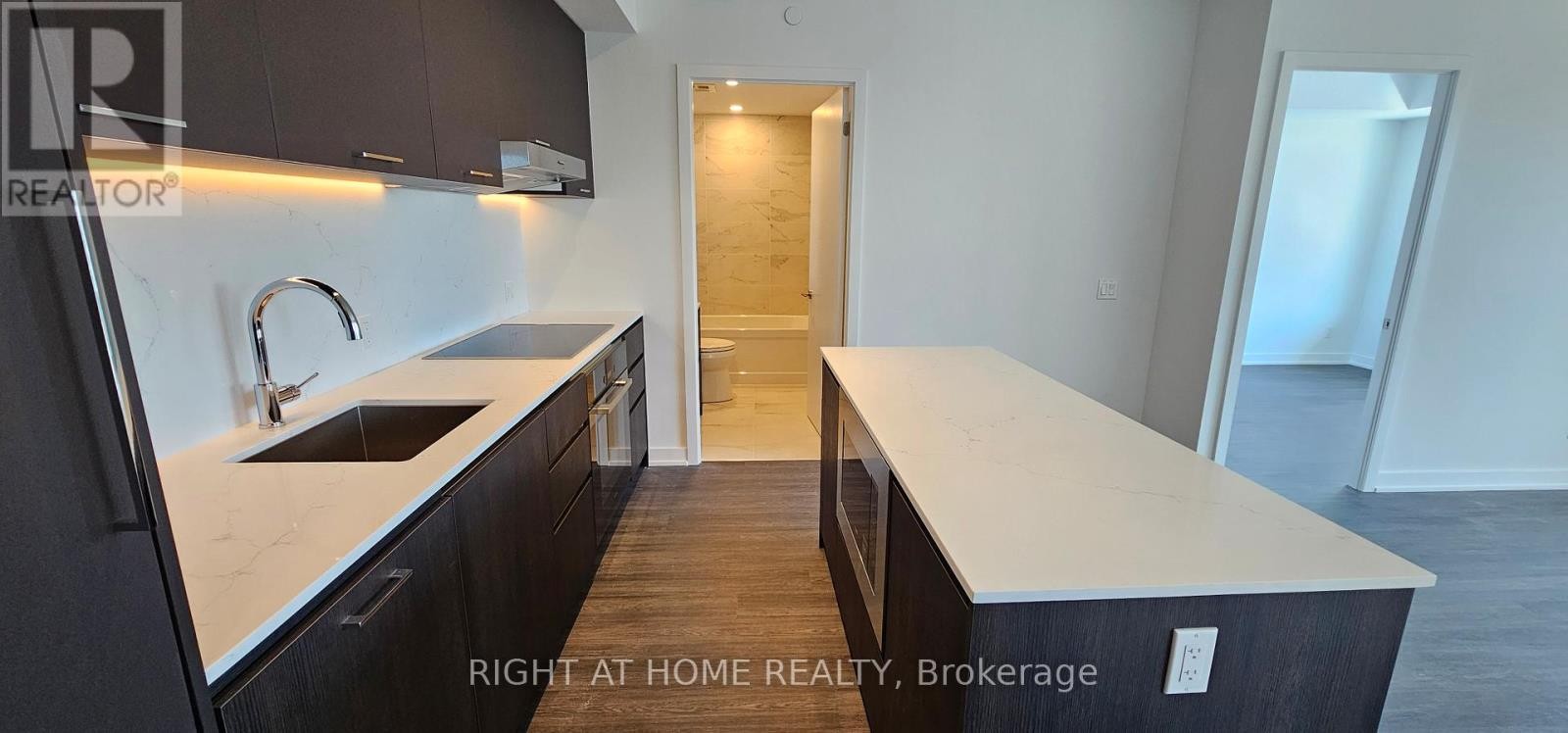 












720 - 8188 YONGE STREET

,
Vaughan (Uplands),




Ontario
L4J1W5

