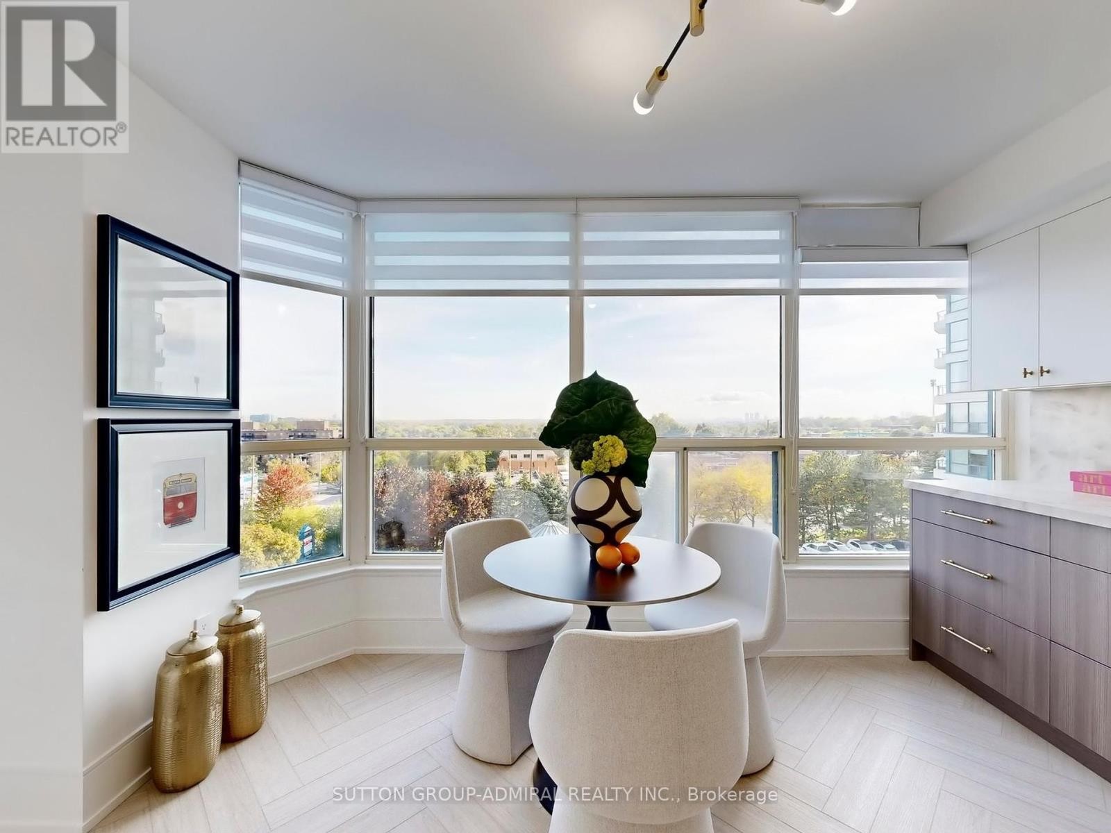 












704 - 1 CLARK AVENUE W

,
Vaughan (Crestwood-Springfarm-Yorkhill),




Ontario
L4J7Y6

