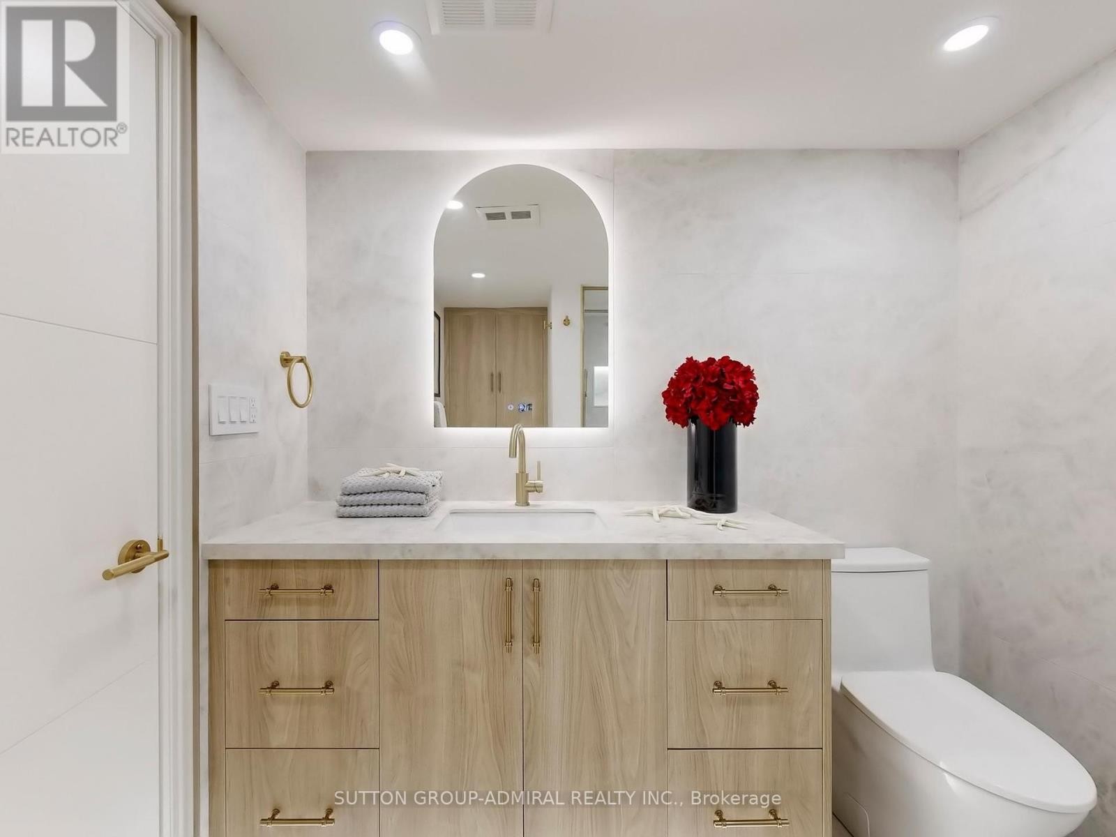 












704 - 1 CLARK AVENUE W

,
Vaughan (Crestwood-Springfarm-Yorkhill),




Ontario
L4J7Y6


