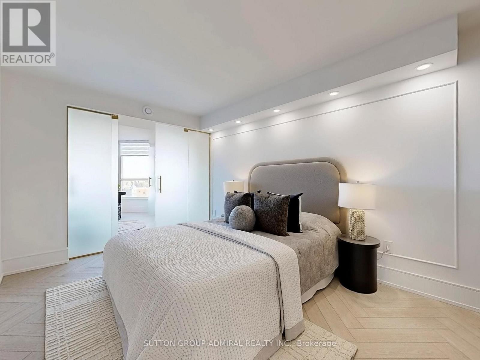 












704 - 1 CLARK AVENUE W

,
Vaughan (Crestwood-Springfarm-Yorkhill),




Ontario
L4J7Y6

