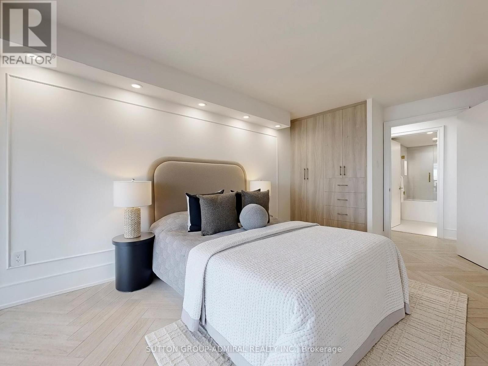 












704 - 1 CLARK AVENUE W

,
Vaughan (Crestwood-Springfarm-Yorkhill),




Ontario
L4J7Y6


