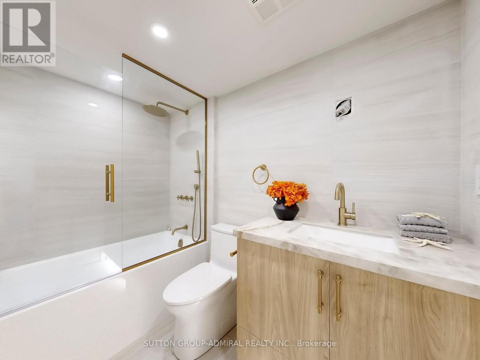 












704 - 1 CLARK AVENUE W

,
Vaughan (Crestwood-Springfarm-Yorkhill),




Ontario
L4J7Y6

