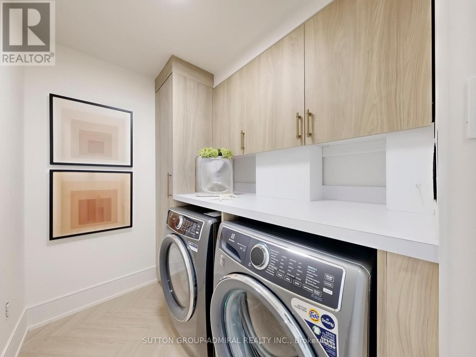 












704 - 1 CLARK AVENUE W

,
Vaughan (Crestwood-Springfarm-Yorkhill),




Ontario
L4J7Y6


