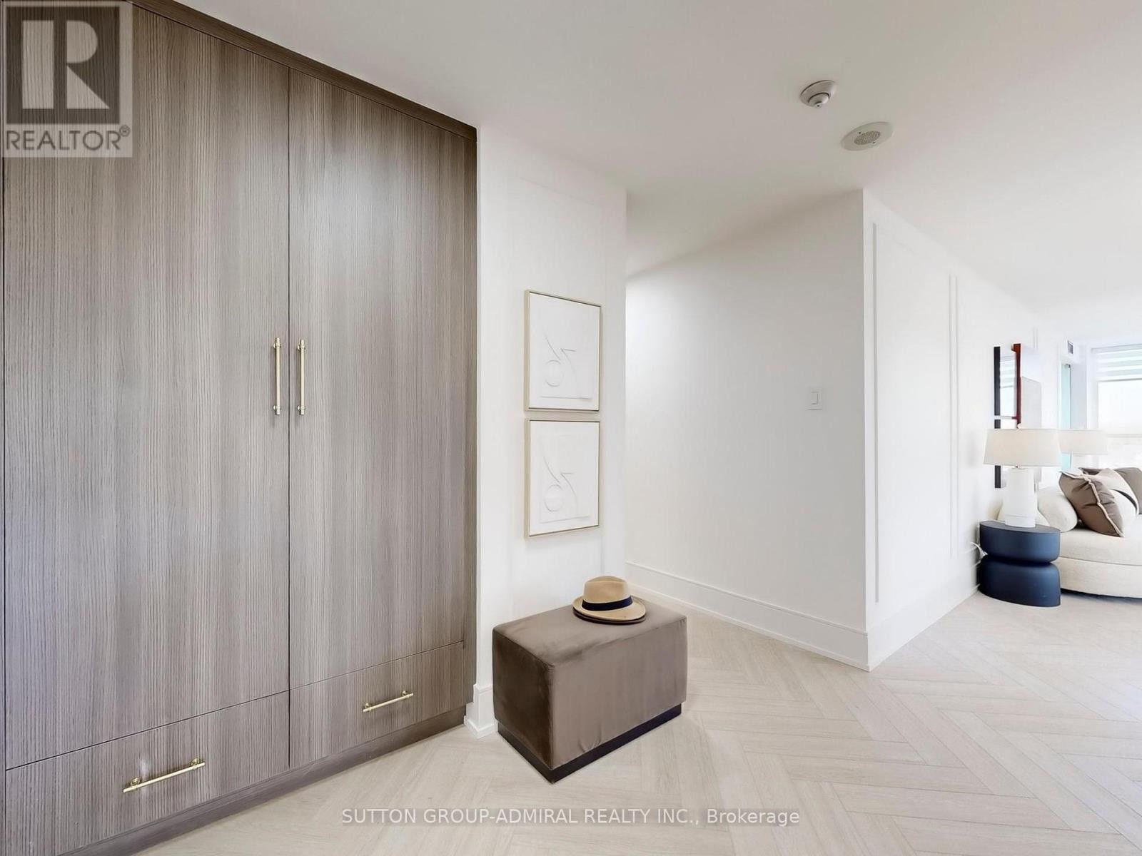












704 - 1 CLARK AVENUE W

,
Vaughan (Crestwood-Springfarm-Yorkhill),




Ontario
L4J7Y6

