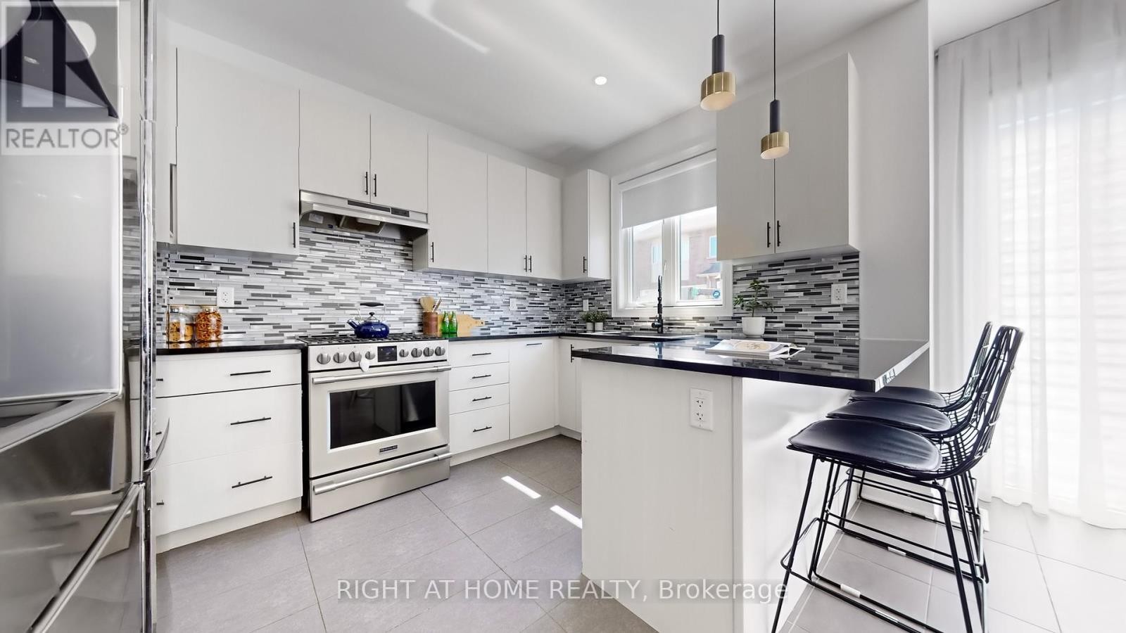 












34 KIDD STREET

,
Bradford West Gwillimbury (Bradford),




Ontario
L3Z0V5

