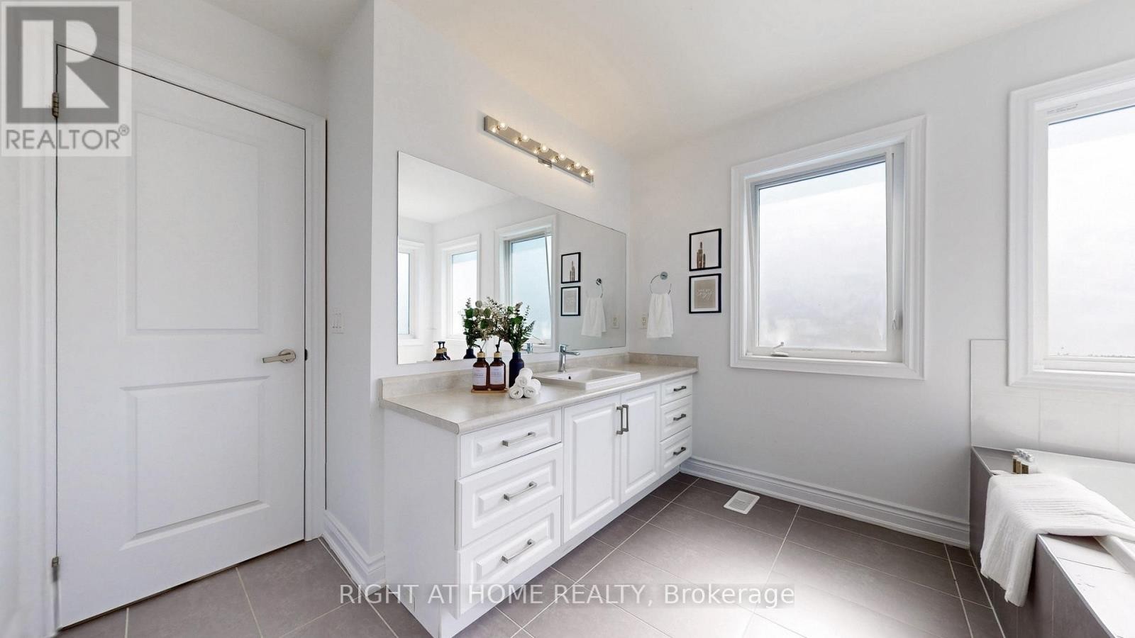 












34 KIDD STREET

,
Bradford West Gwillimbury (Bradford),




Ontario
L3Z0V5

