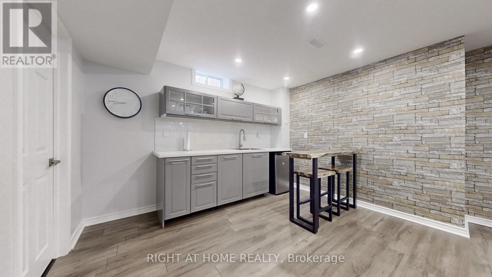 












34 KIDD STREET

,
Bradford West Gwillimbury (Bradford),




Ontario
L3Z0V5

