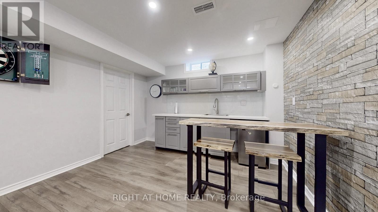 












34 KIDD STREET

,
Bradford West Gwillimbury (Bradford),




Ontario
L3Z0V5

