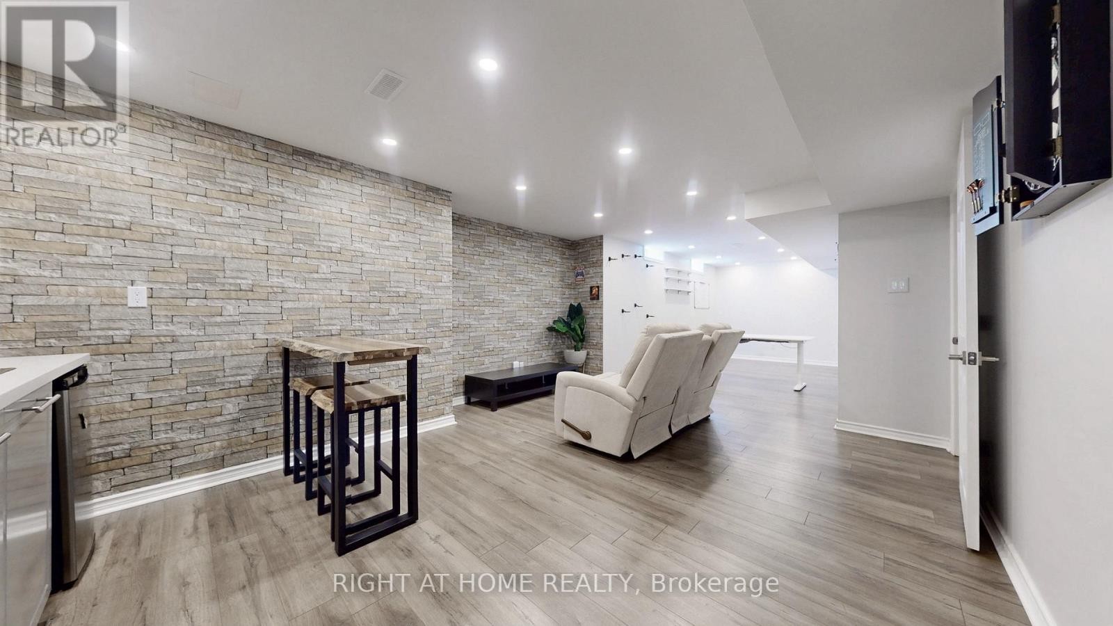 












34 KIDD STREET

,
Bradford West Gwillimbury (Bradford),




Ontario
L3Z0V5

