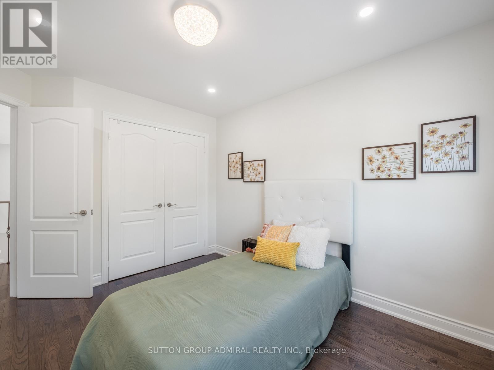 












60 STARWOOD ROAD

,
Vaughan (Patterson),




Ontario
L4J9C9

