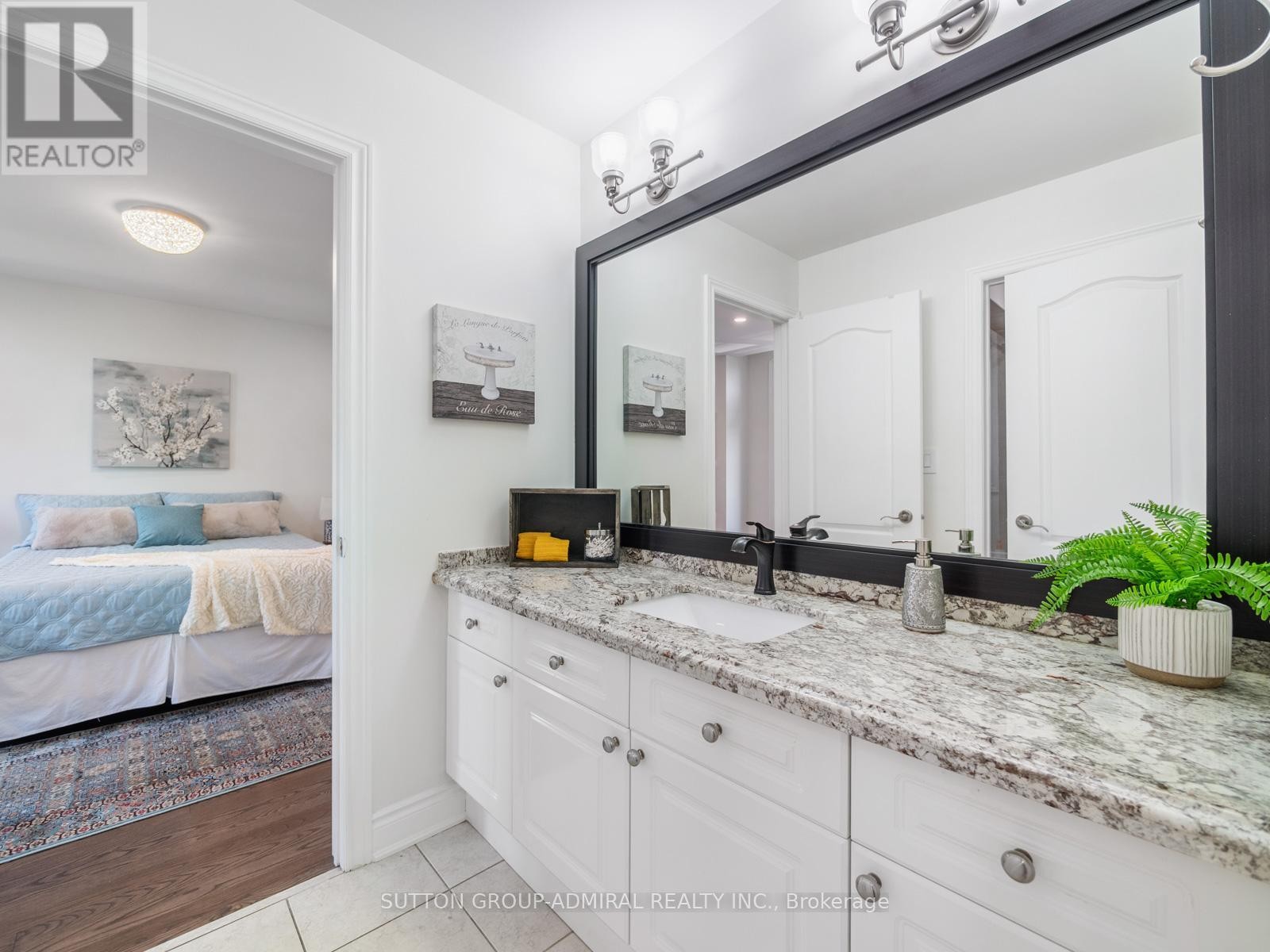 












60 STARWOOD ROAD

,
Vaughan (Patterson),




Ontario
L4J9C9

