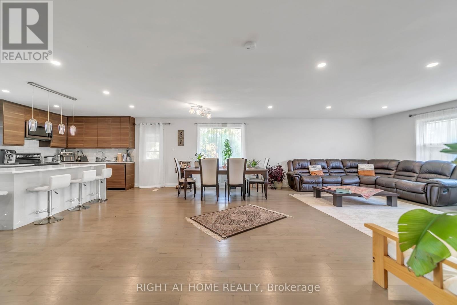 












22 HAMILTON DRIVE

,
Newmarket (Huron Heights-Leslie Valley),




Ontario
L3Y3E8

