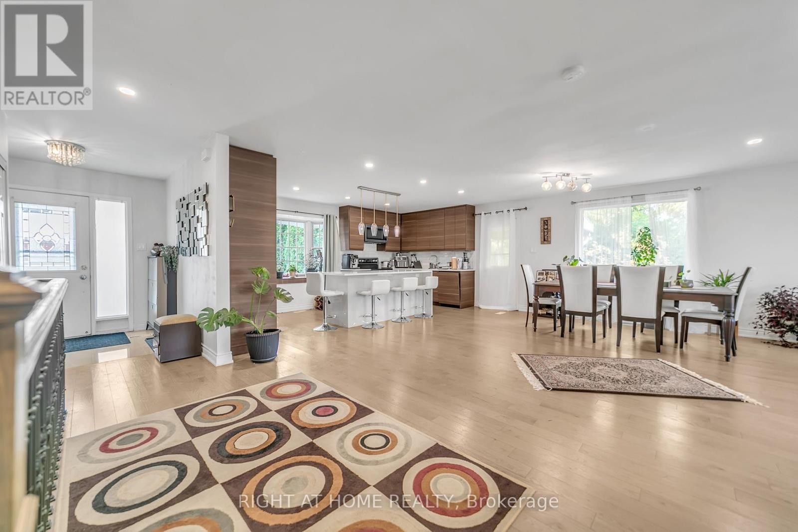 












22 HAMILTON DRIVE

,
Newmarket (Huron Heights-Leslie Valley),




Ontario
L3Y3E8

