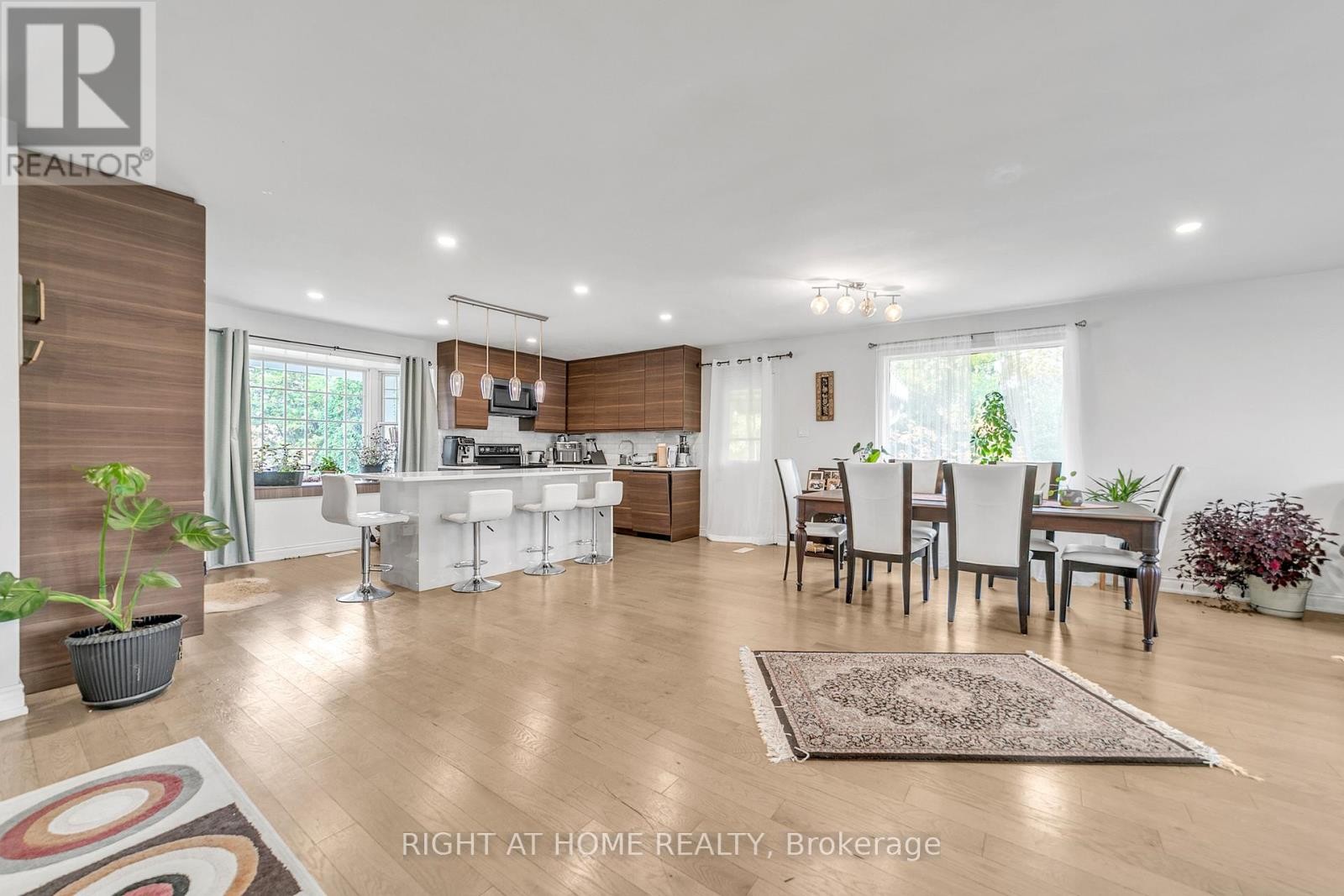 












22 HAMILTON DRIVE

,
Newmarket (Huron Heights-Leslie Valley),




Ontario
L3Y3E8

