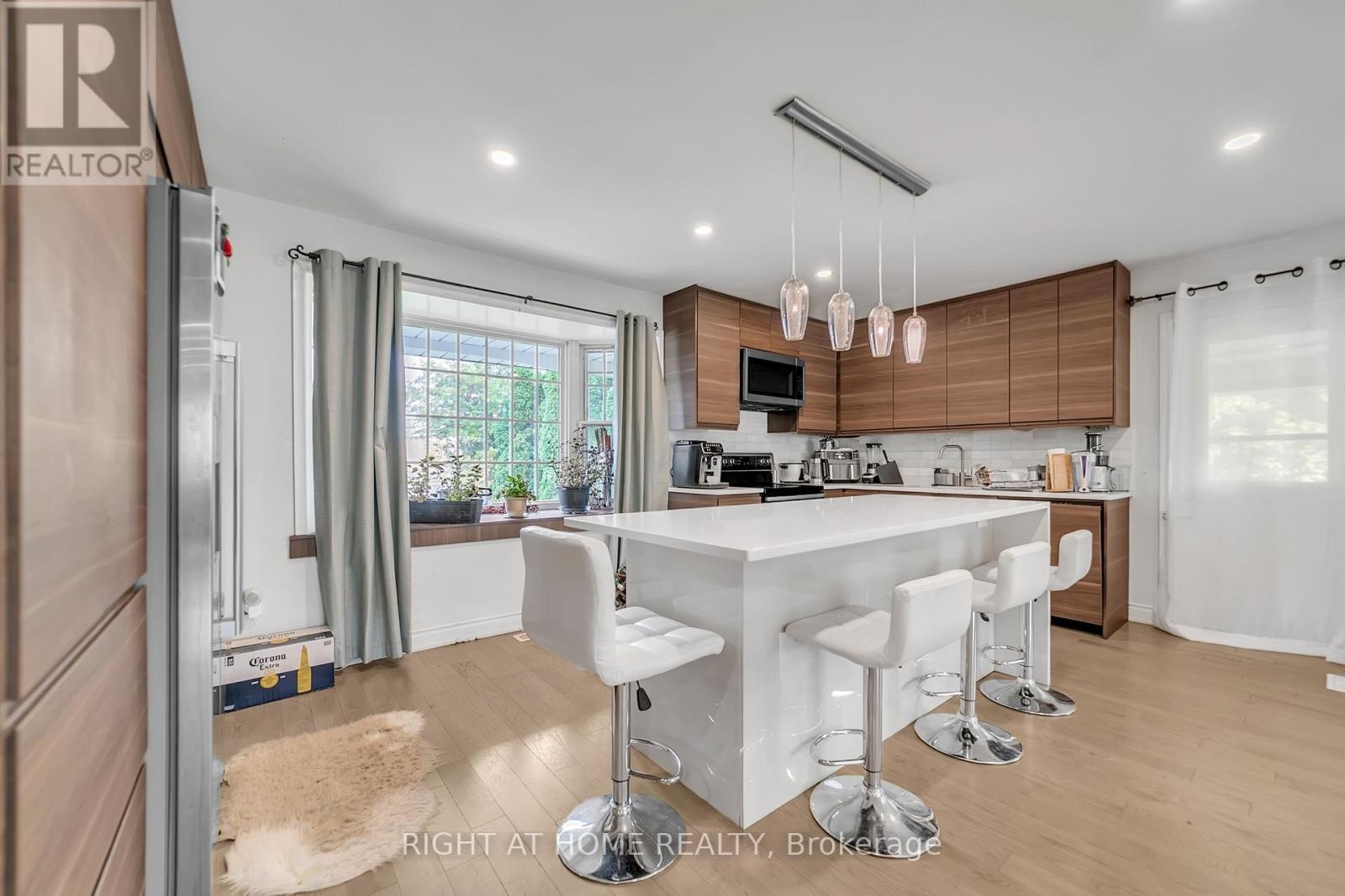 












22 HAMILTON DRIVE

,
Newmarket (Huron Heights-Leslie Valley),




Ontario
L3Y3E8

