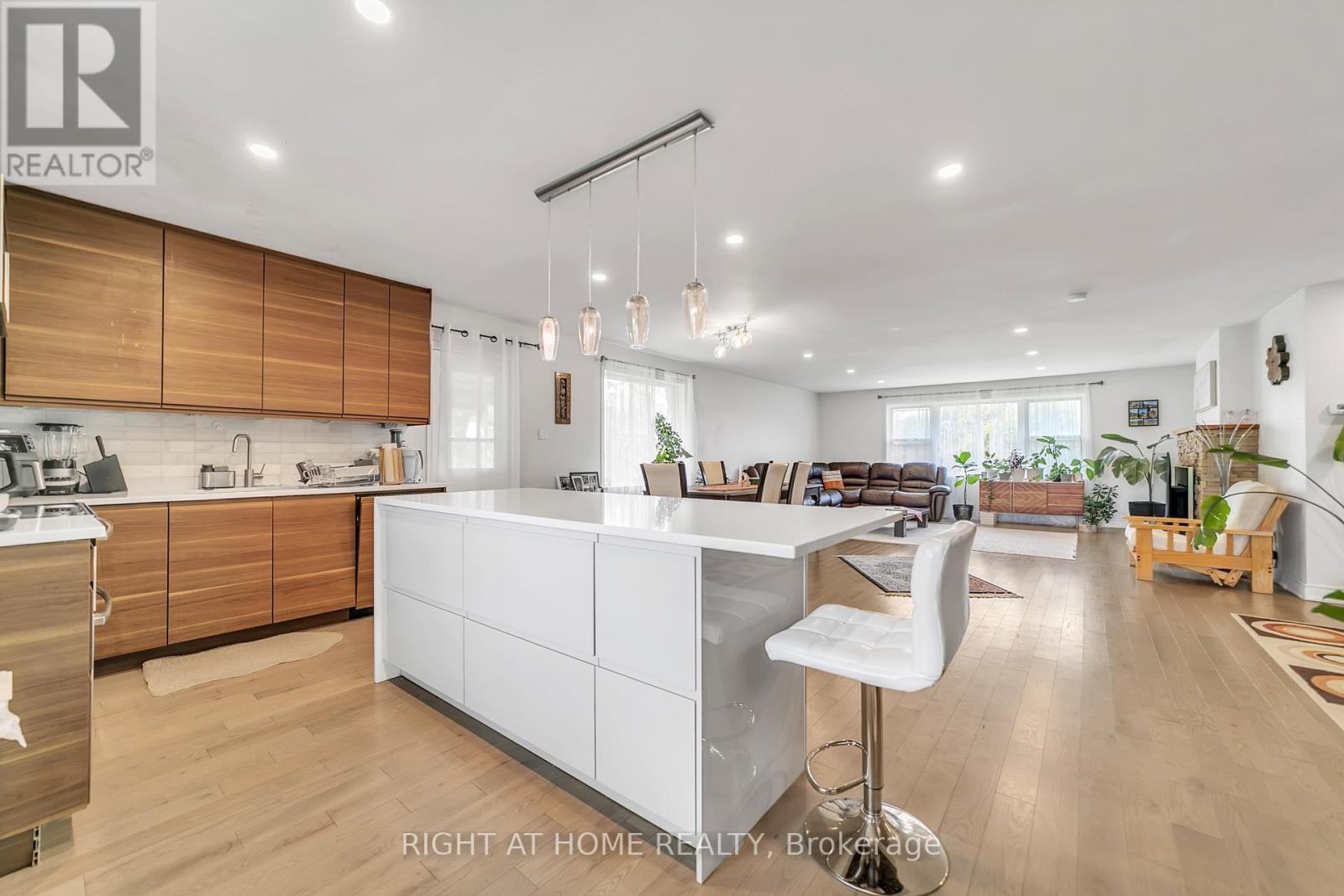 












22 HAMILTON DRIVE

,
Newmarket (Huron Heights-Leslie Valley),




Ontario
L3Y3E8

