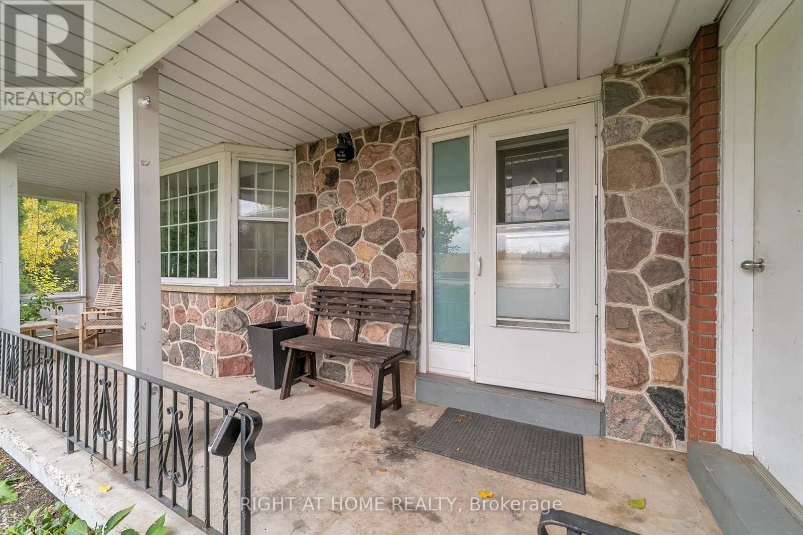 












22 HAMILTON DRIVE

,
Newmarket (Huron Heights-Leslie Valley),




Ontario
L3Y3E8

