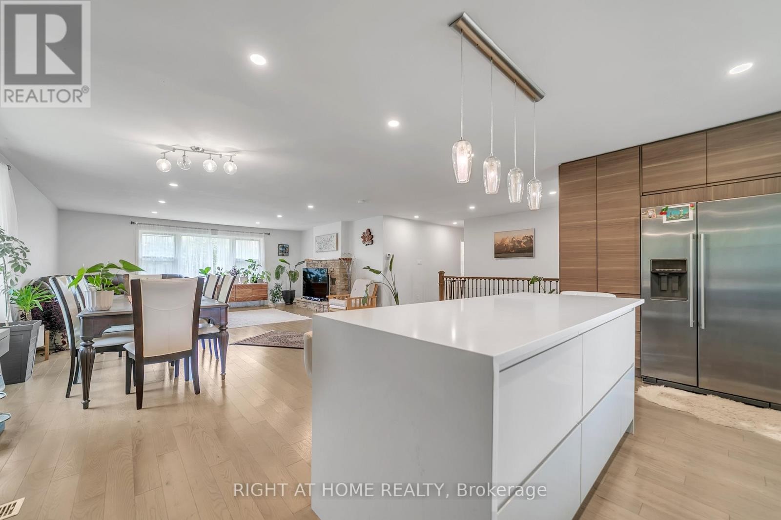 












22 HAMILTON DRIVE

,
Newmarket (Huron Heights-Leslie Valley),




Ontario
L3Y3E8

