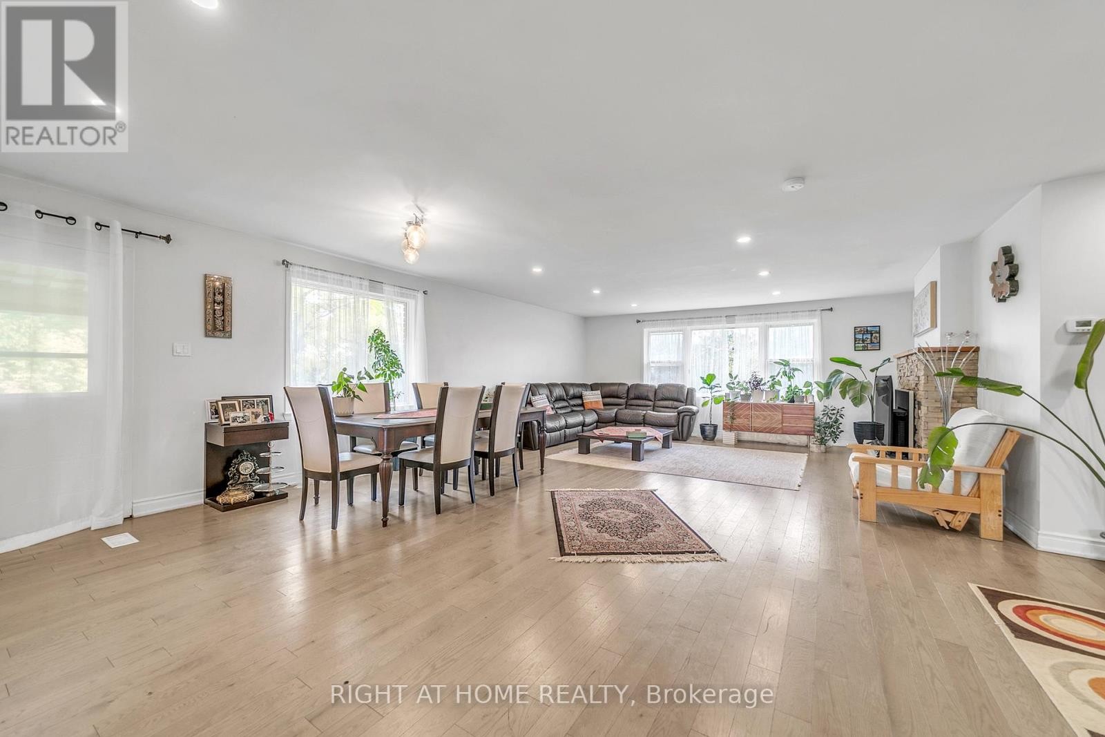 












22 HAMILTON DRIVE

,
Newmarket (Huron Heights-Leslie Valley),




Ontario
L3Y3E8

