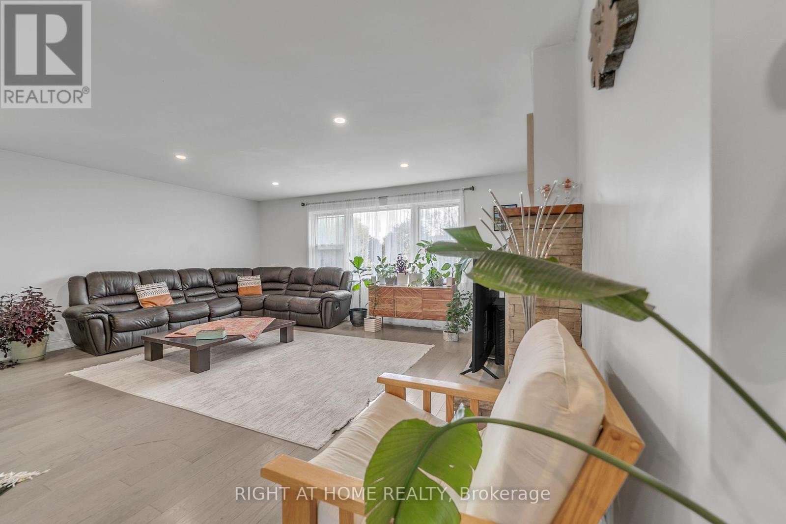 












22 HAMILTON DRIVE

,
Newmarket (Huron Heights-Leslie Valley),




Ontario
L3Y3E8

