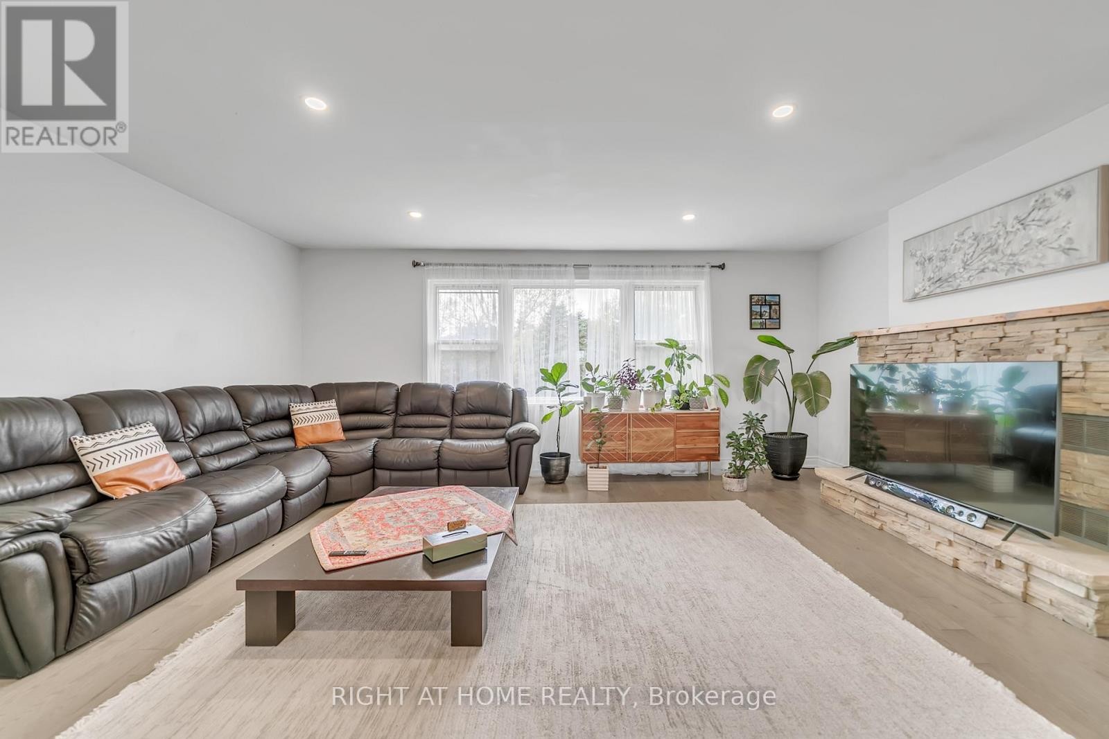 












22 HAMILTON DRIVE

,
Newmarket (Huron Heights-Leslie Valley),




Ontario
L3Y3E8

