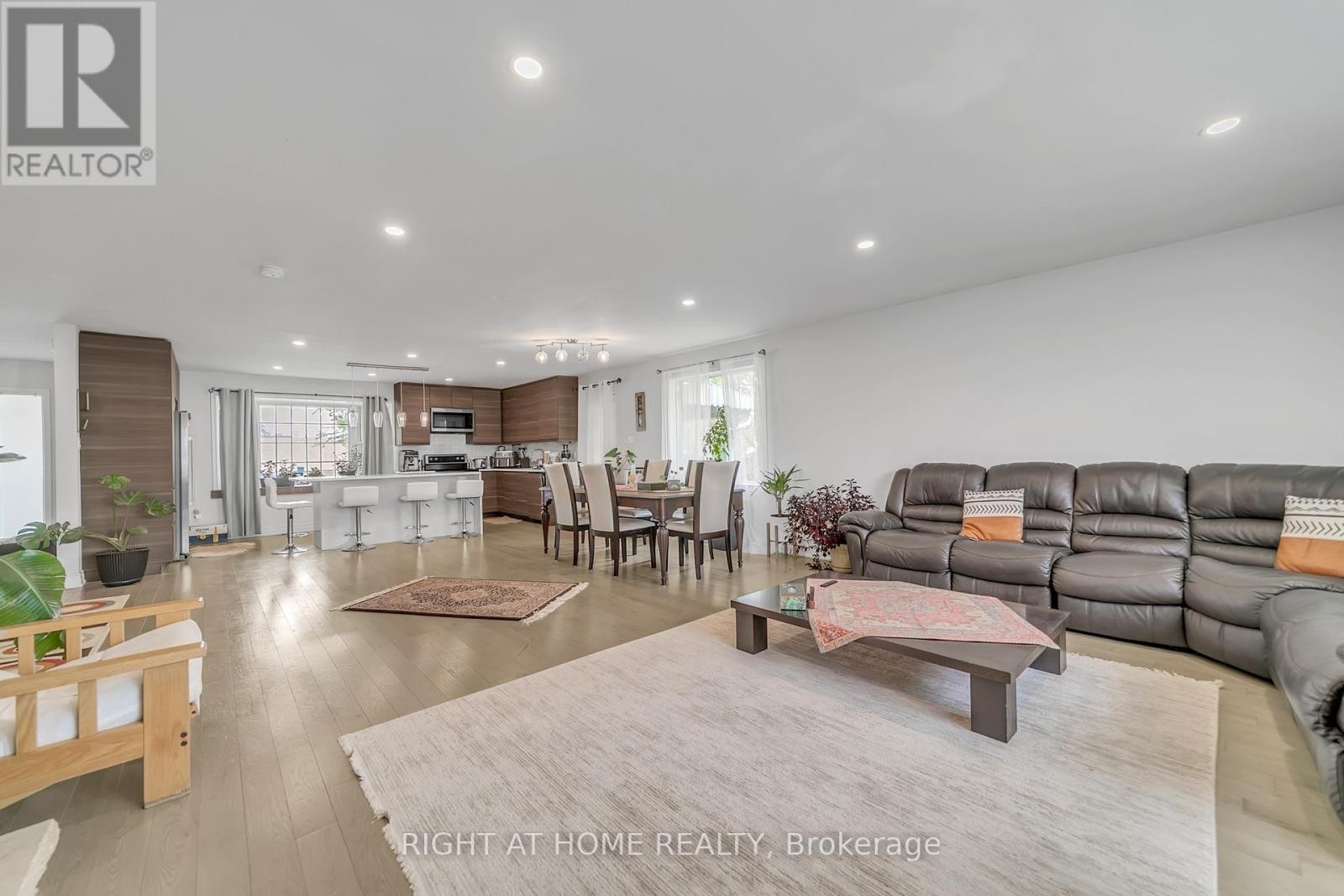 












22 HAMILTON DRIVE

,
Newmarket (Huron Heights-Leslie Valley),




Ontario
L3Y3E8

