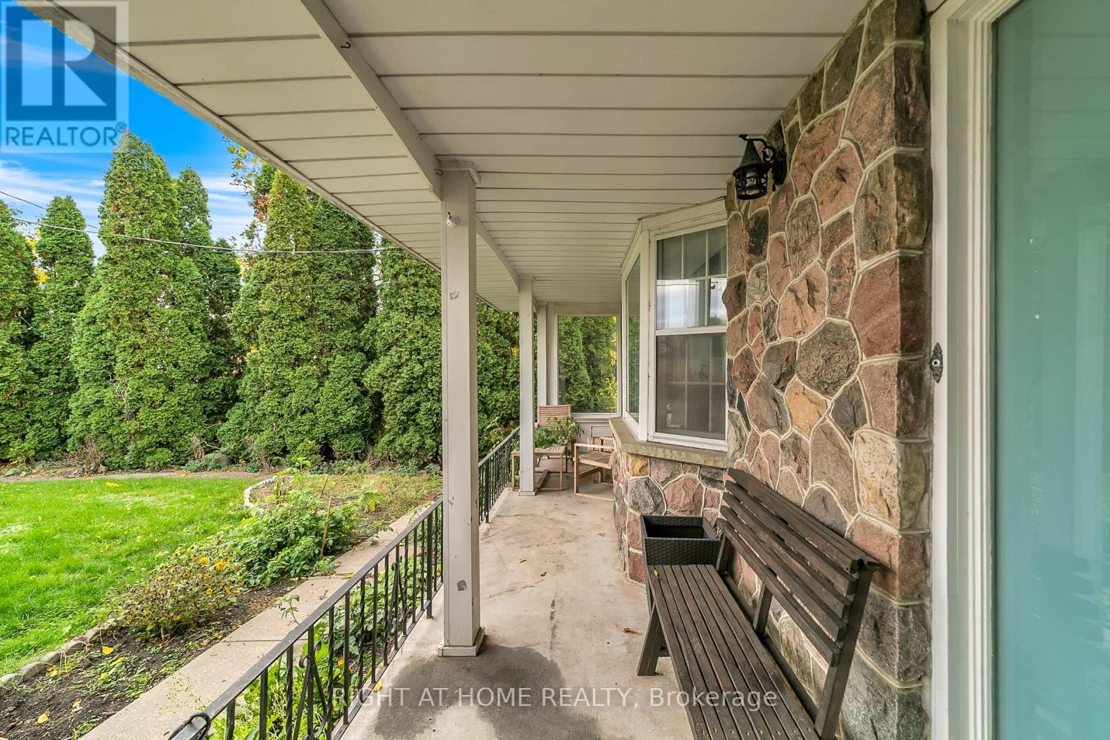 












22 HAMILTON DRIVE

,
Newmarket (Huron Heights-Leslie Valley),




Ontario
L3Y3E8

