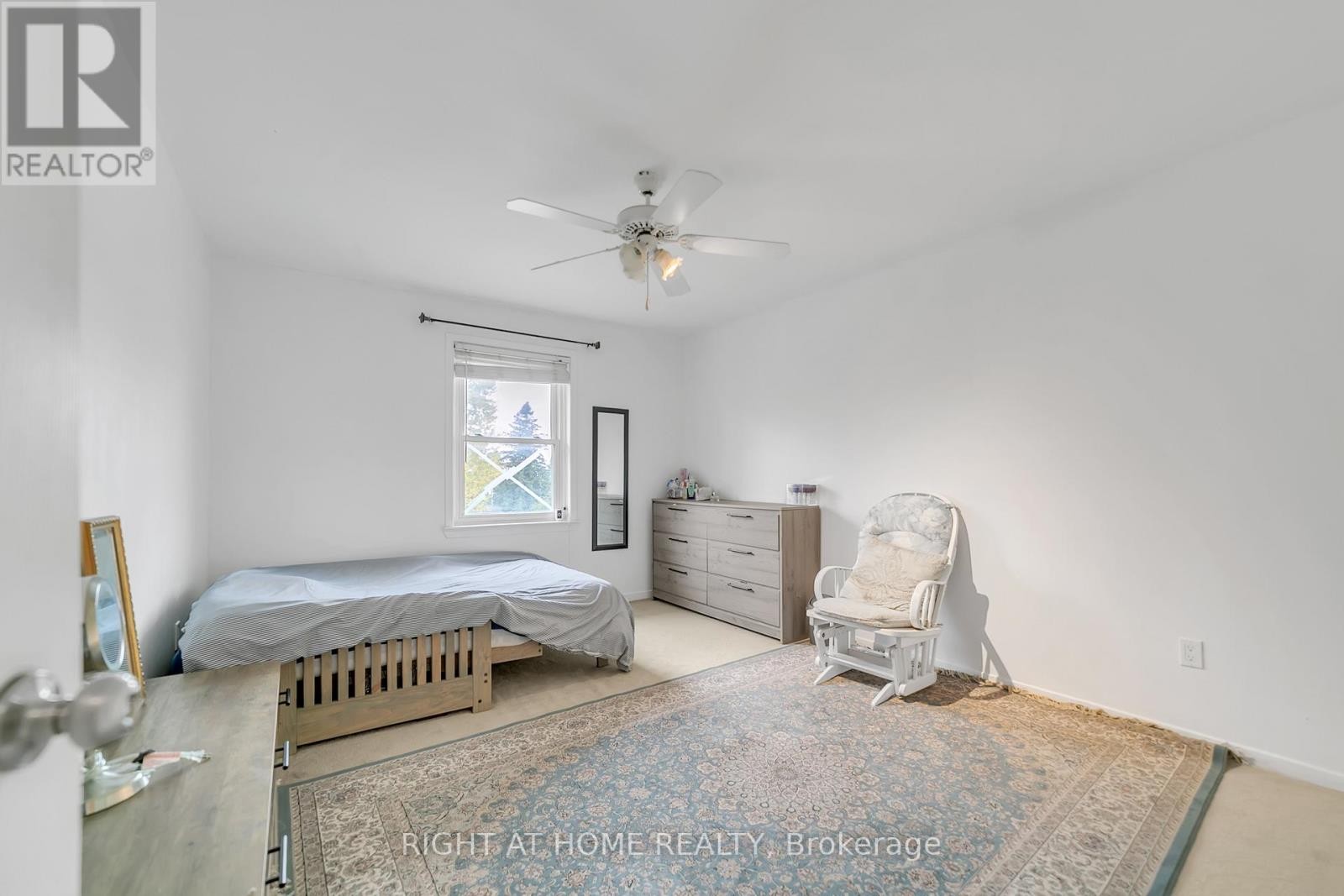 












22 HAMILTON DRIVE

,
Newmarket (Huron Heights-Leslie Valley),




Ontario
L3Y3E8

