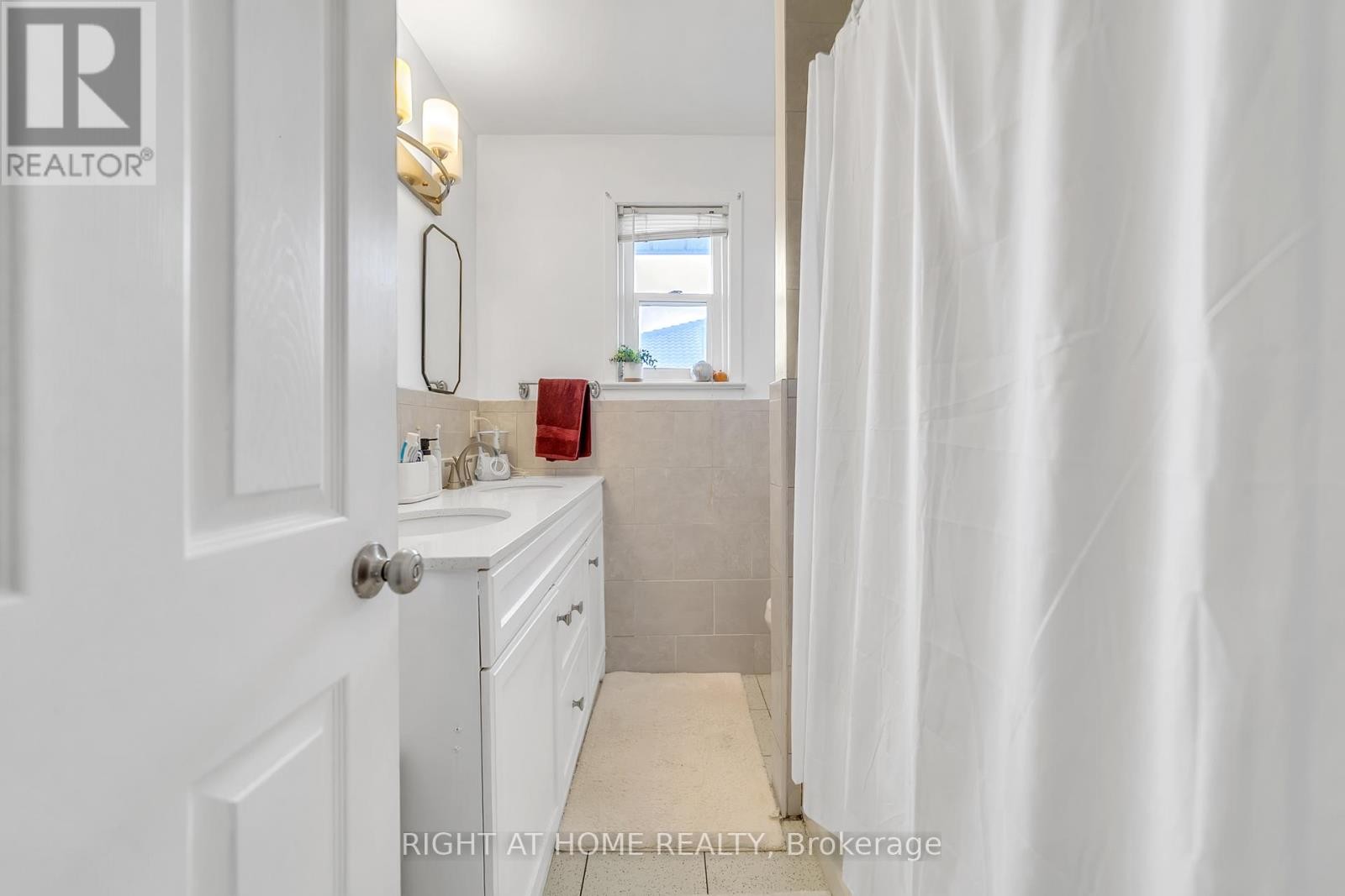 












22 HAMILTON DRIVE

,
Newmarket (Huron Heights-Leslie Valley),




Ontario
L3Y3E8

