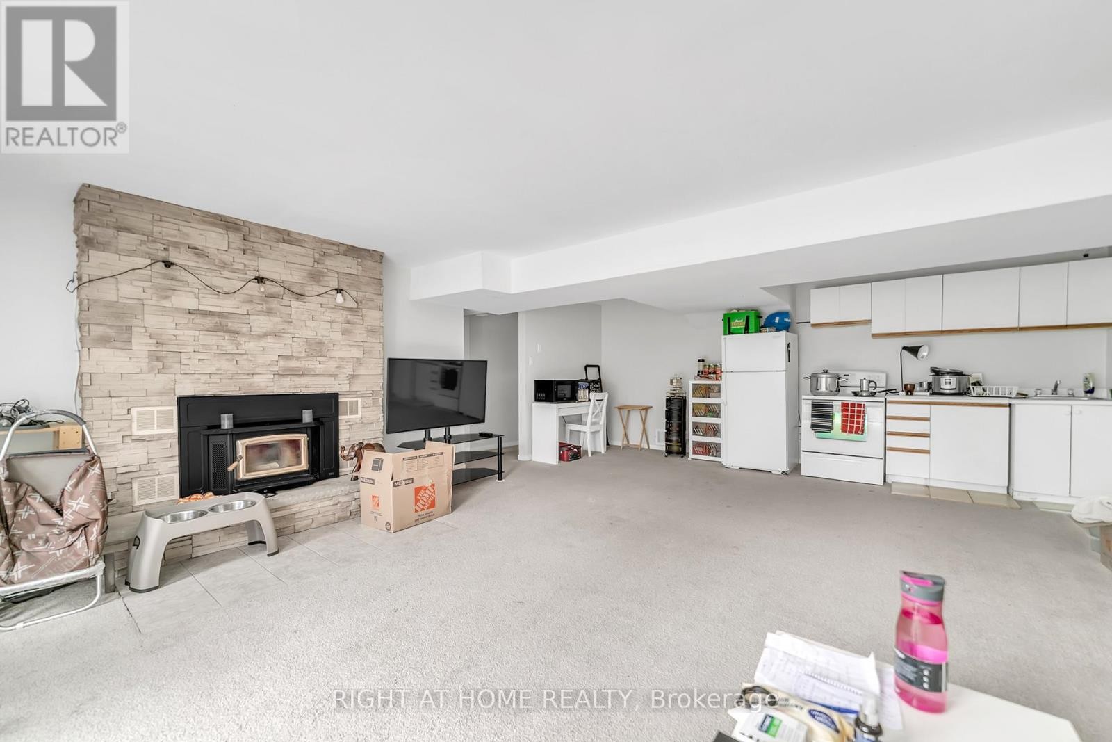 












22 HAMILTON DRIVE

,
Newmarket (Huron Heights-Leslie Valley),




Ontario
L3Y3E8

