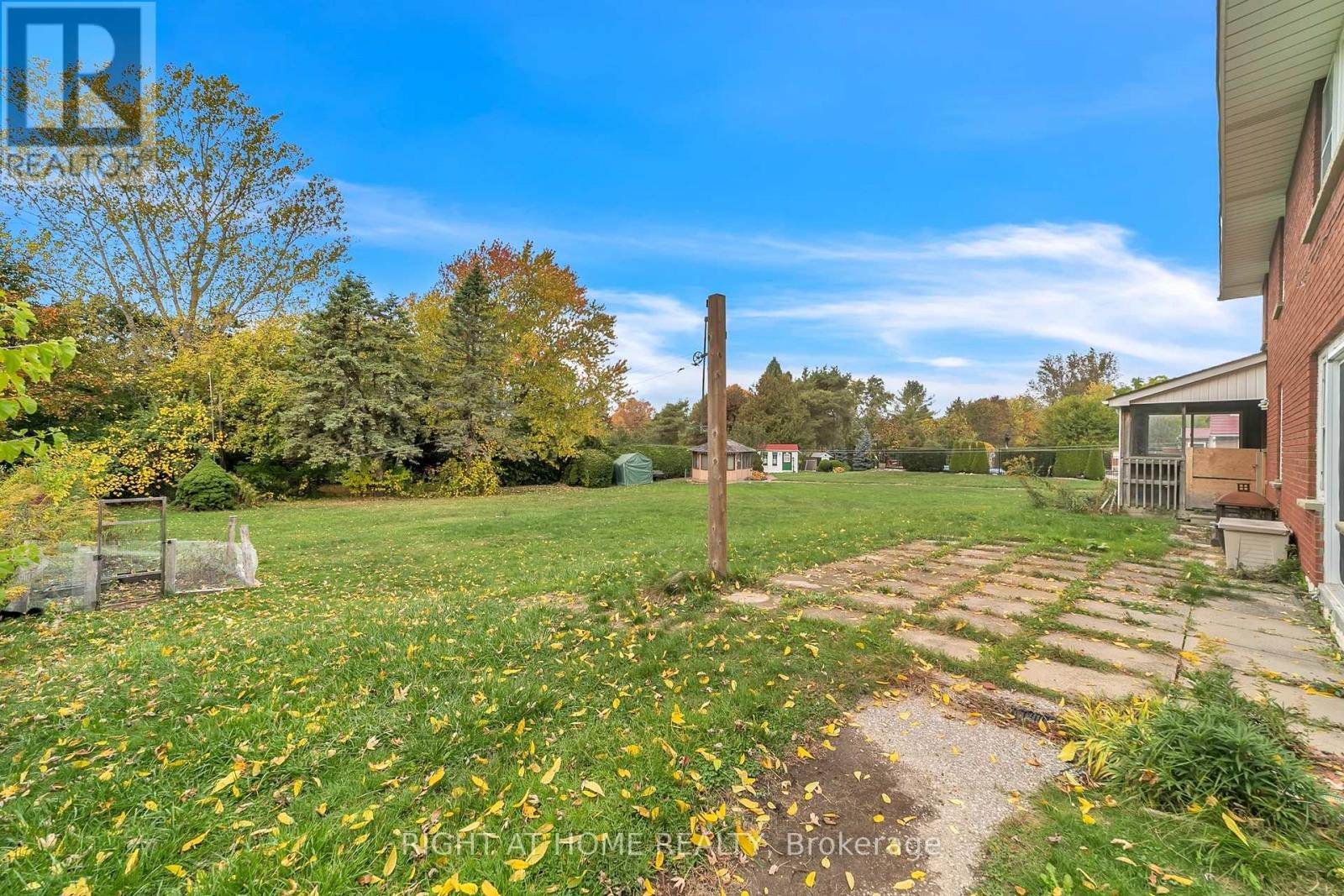 












22 HAMILTON DRIVE

,
Newmarket (Huron Heights-Leslie Valley),




Ontario
L3Y3E8

