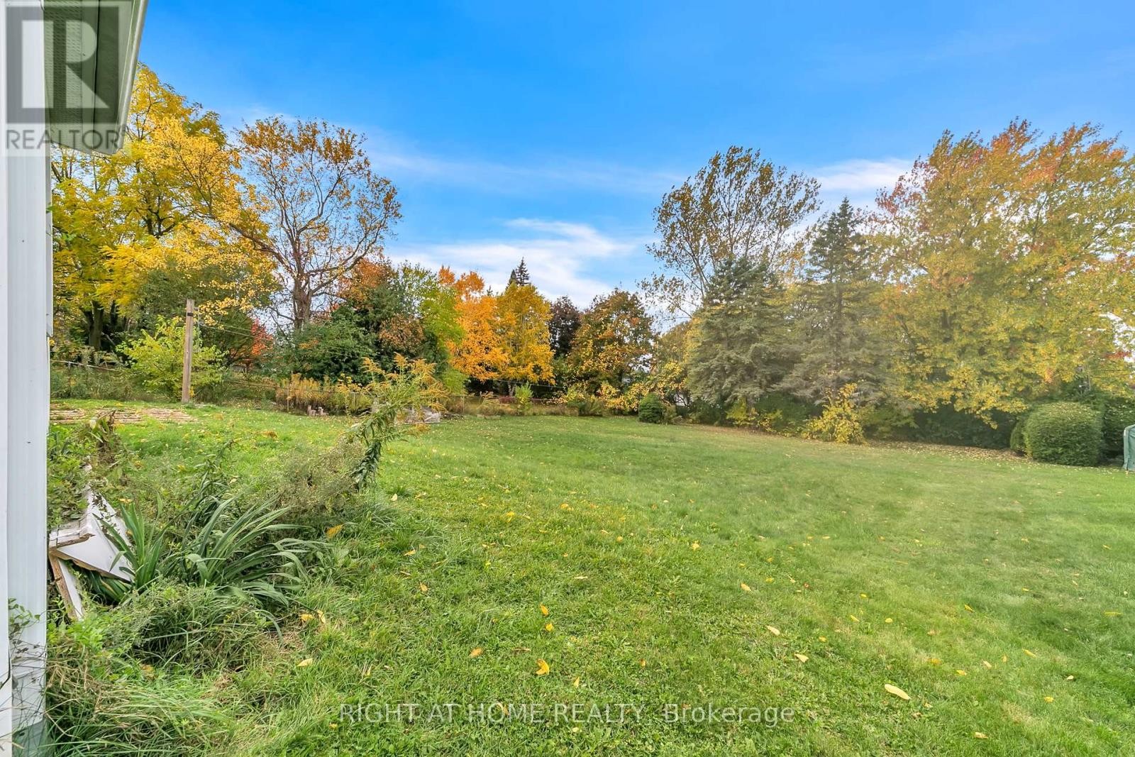 












22 HAMILTON DRIVE

,
Newmarket (Huron Heights-Leslie Valley),




Ontario
L3Y3E8

