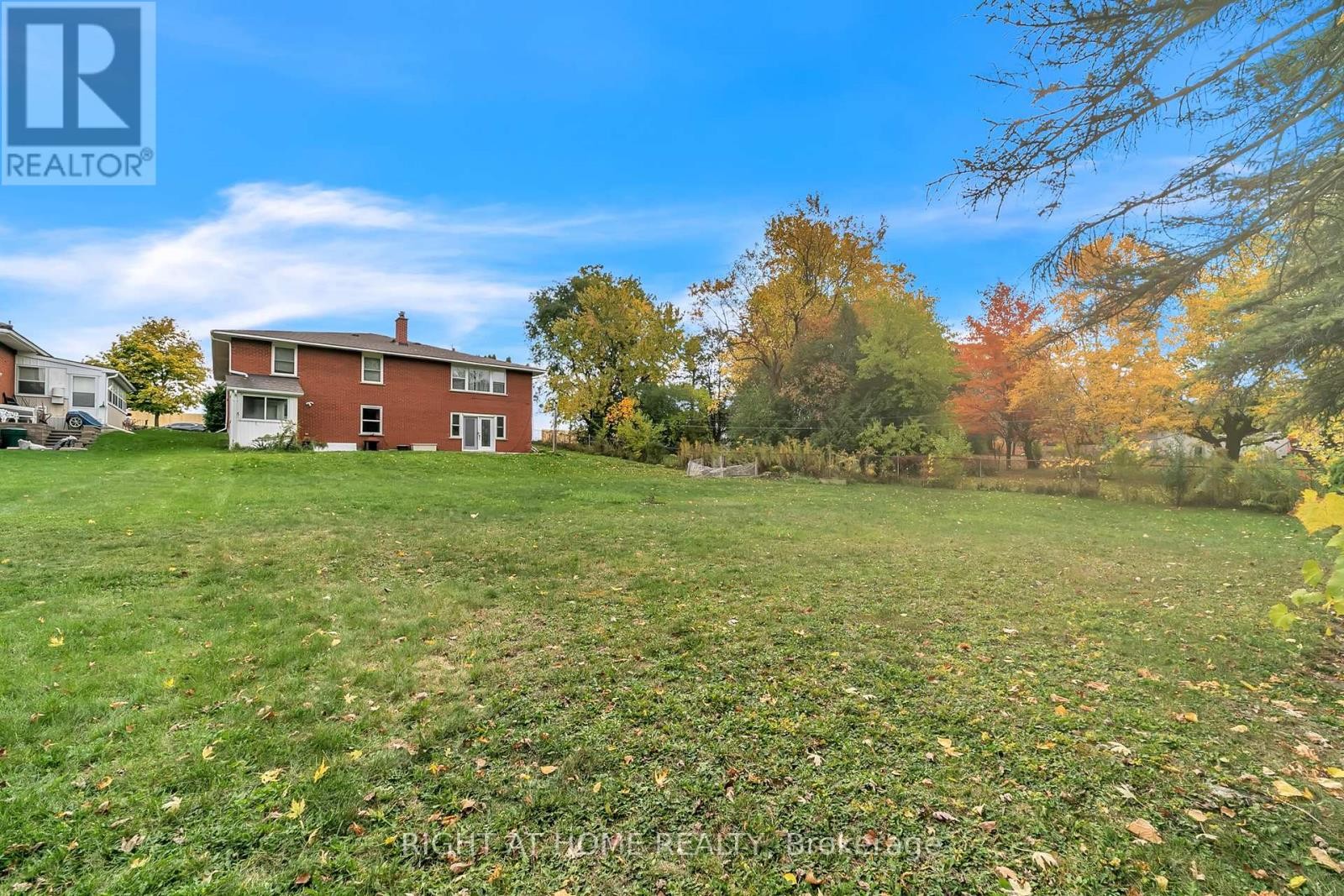 












22 HAMILTON DRIVE

,
Newmarket (Huron Heights-Leslie Valley),




Ontario
L3Y3E8

