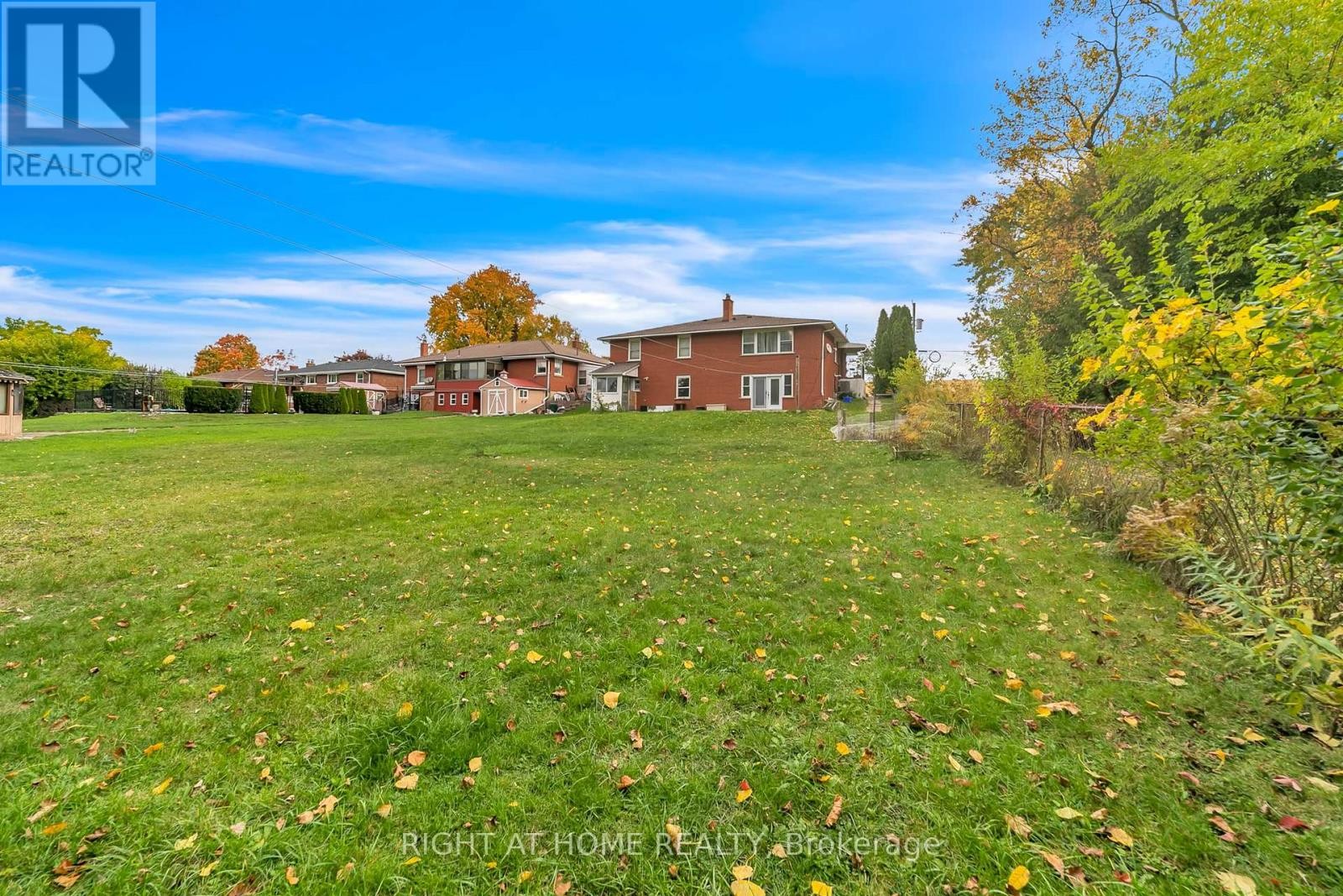 












22 HAMILTON DRIVE

,
Newmarket (Huron Heights-Leslie Valley),




Ontario
L3Y3E8

