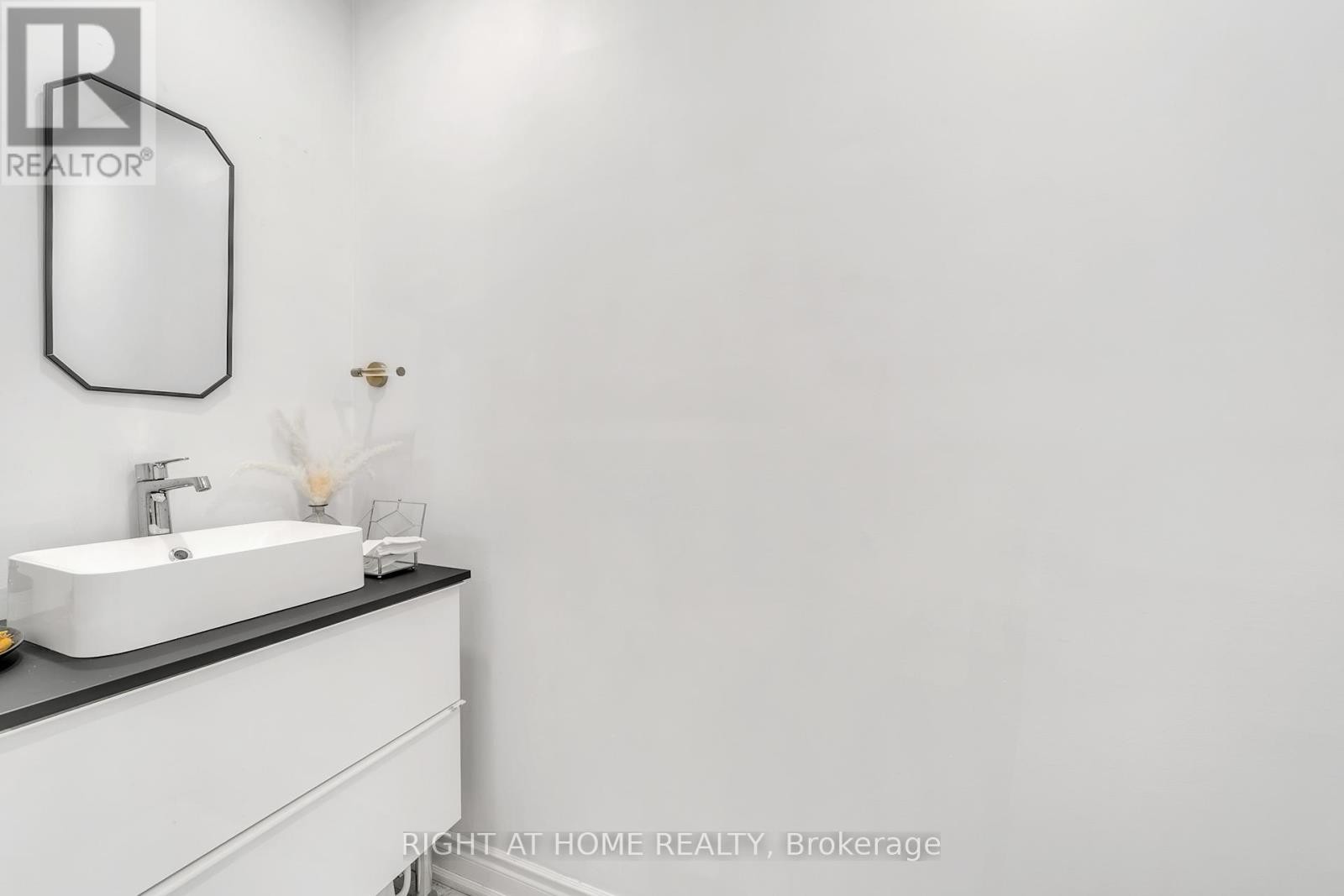 












22 HAMILTON DRIVE

,
Newmarket (Huron Heights-Leslie Valley),




Ontario
L3Y3E8

