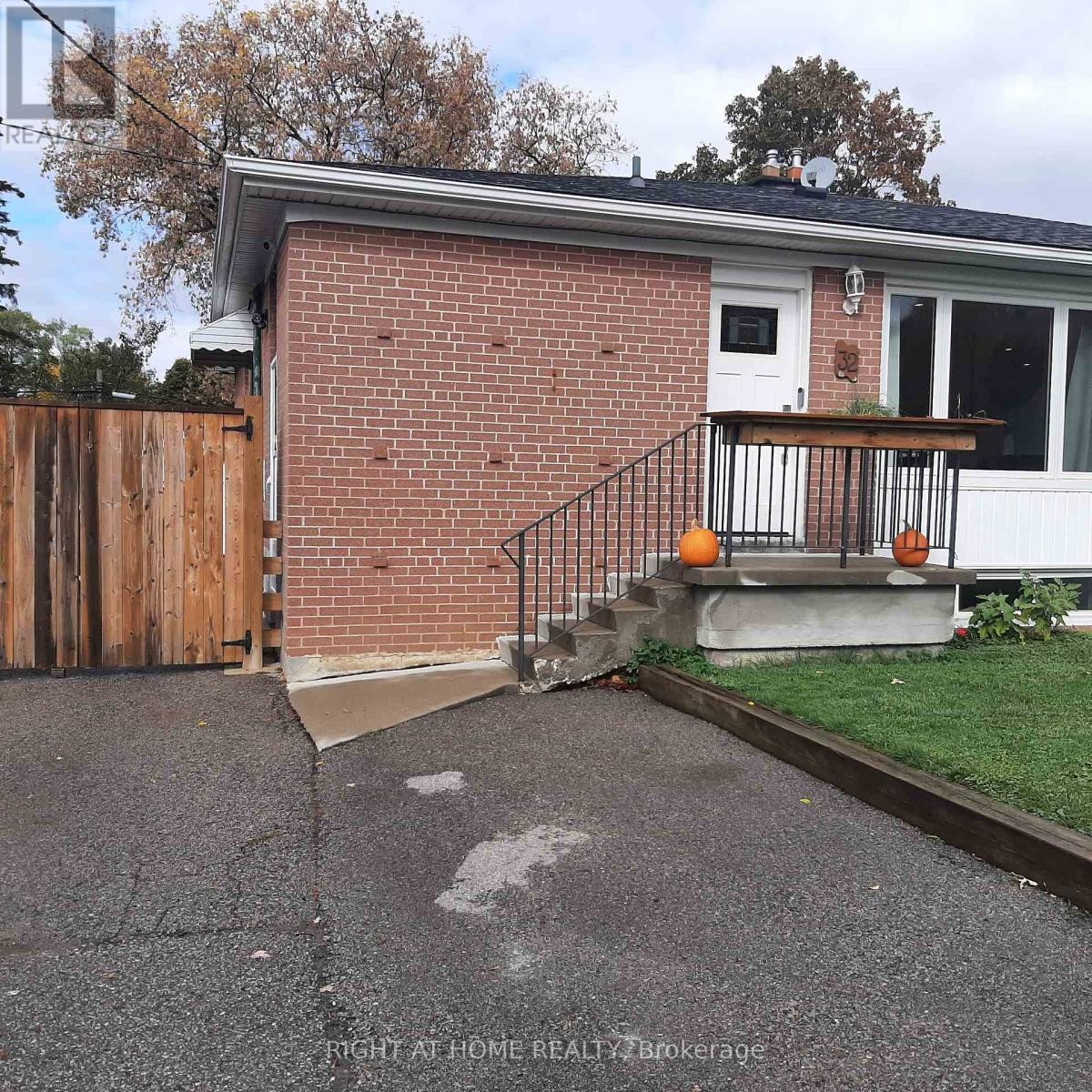 












32 DAVIS ROAD

,
Aurora (Aurora Highlands),




Ontario
L4G2B6

