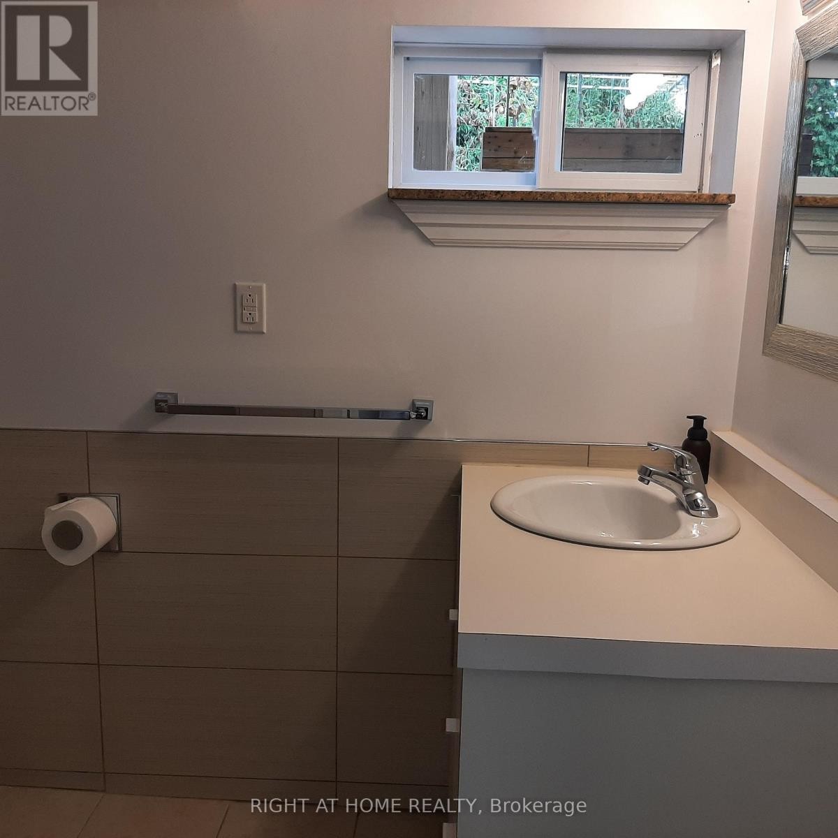 












32 DAVIS ROAD

,
Aurora (Aurora Highlands),




Ontario
L4G2B6

