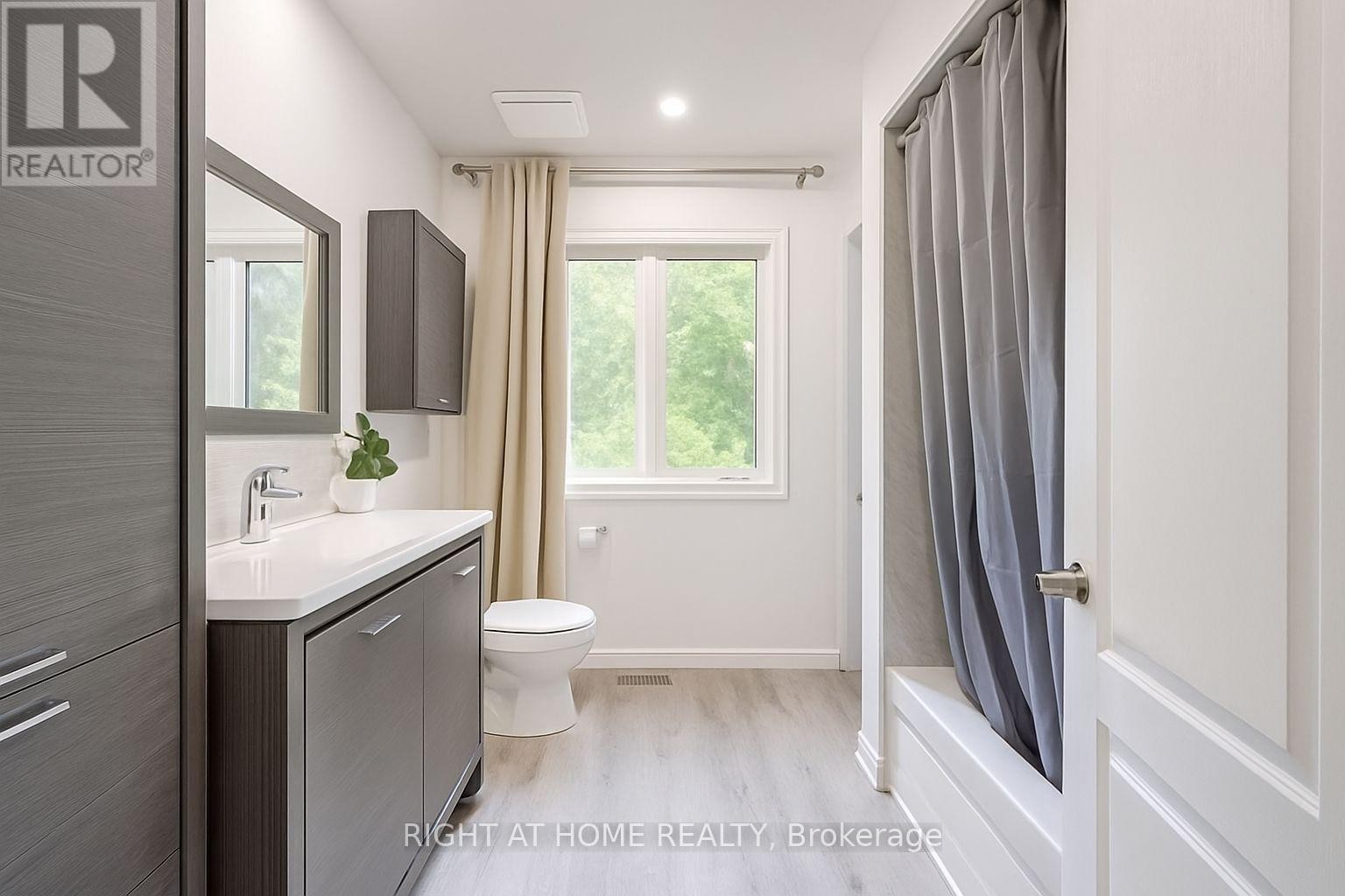 












32 GRANDVIEW CRESCENT

,
Bradford West Gwillimbury (Bradford),




Ontario
L3Z3L1

