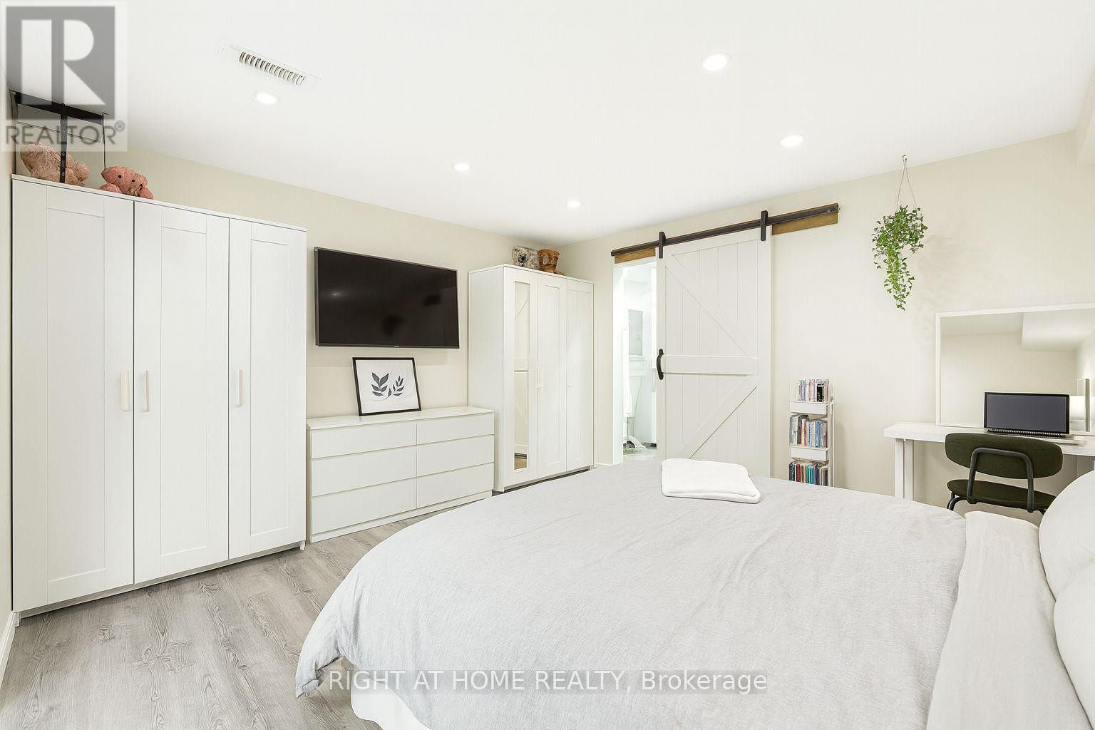 












32 GRANDVIEW CRESCENT

,
Bradford West Gwillimbury (Bradford),




Ontario
L3Z3L1

