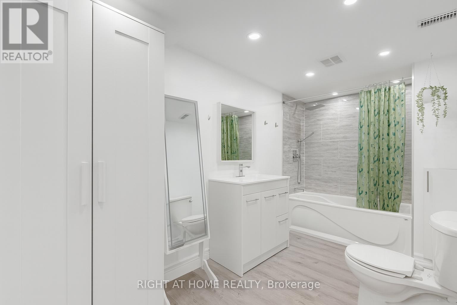 












32 GRANDVIEW CRESCENT

,
Bradford West Gwillimbury (Bradford),




Ontario
L3Z3L1

