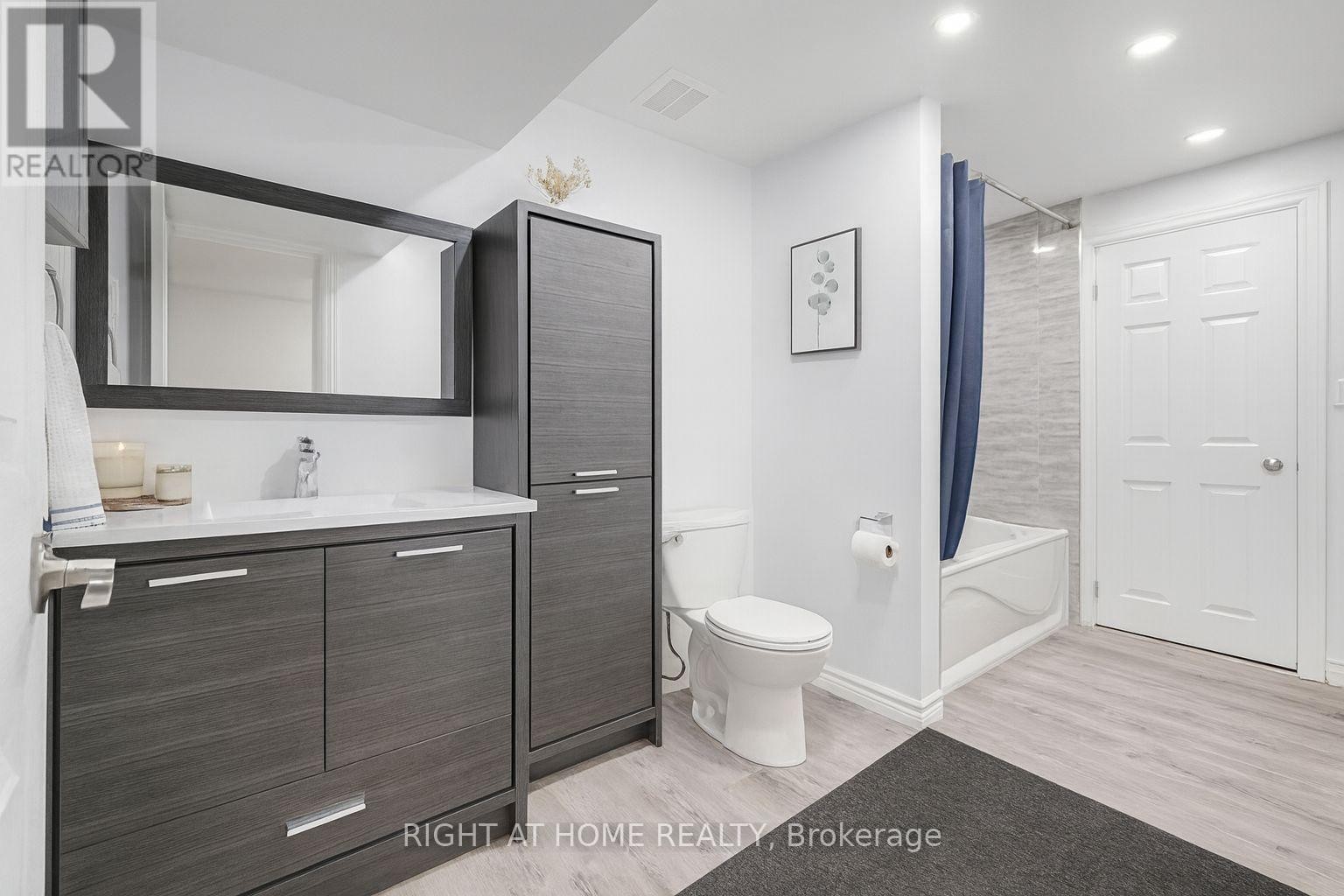 












32 GRANDVIEW CRESCENT

,
Bradford West Gwillimbury (Bradford),




Ontario
L3Z3L1

