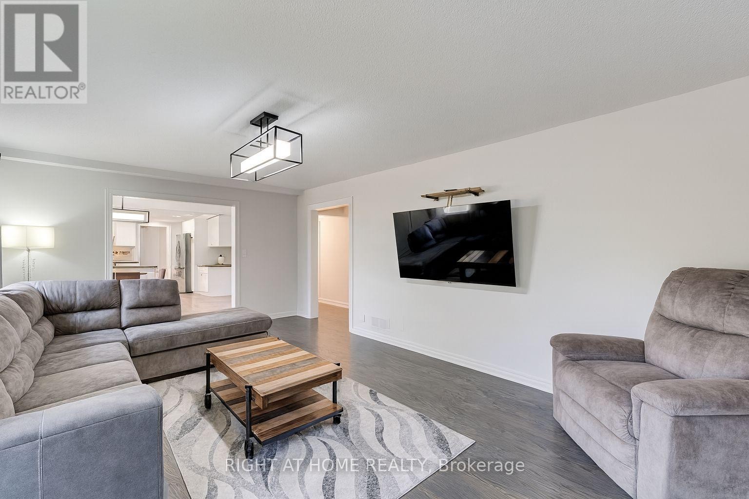 












32 GRANDVIEW CRESCENT

,
Bradford West Gwillimbury (Bradford),




Ontario
L3Z3L1

