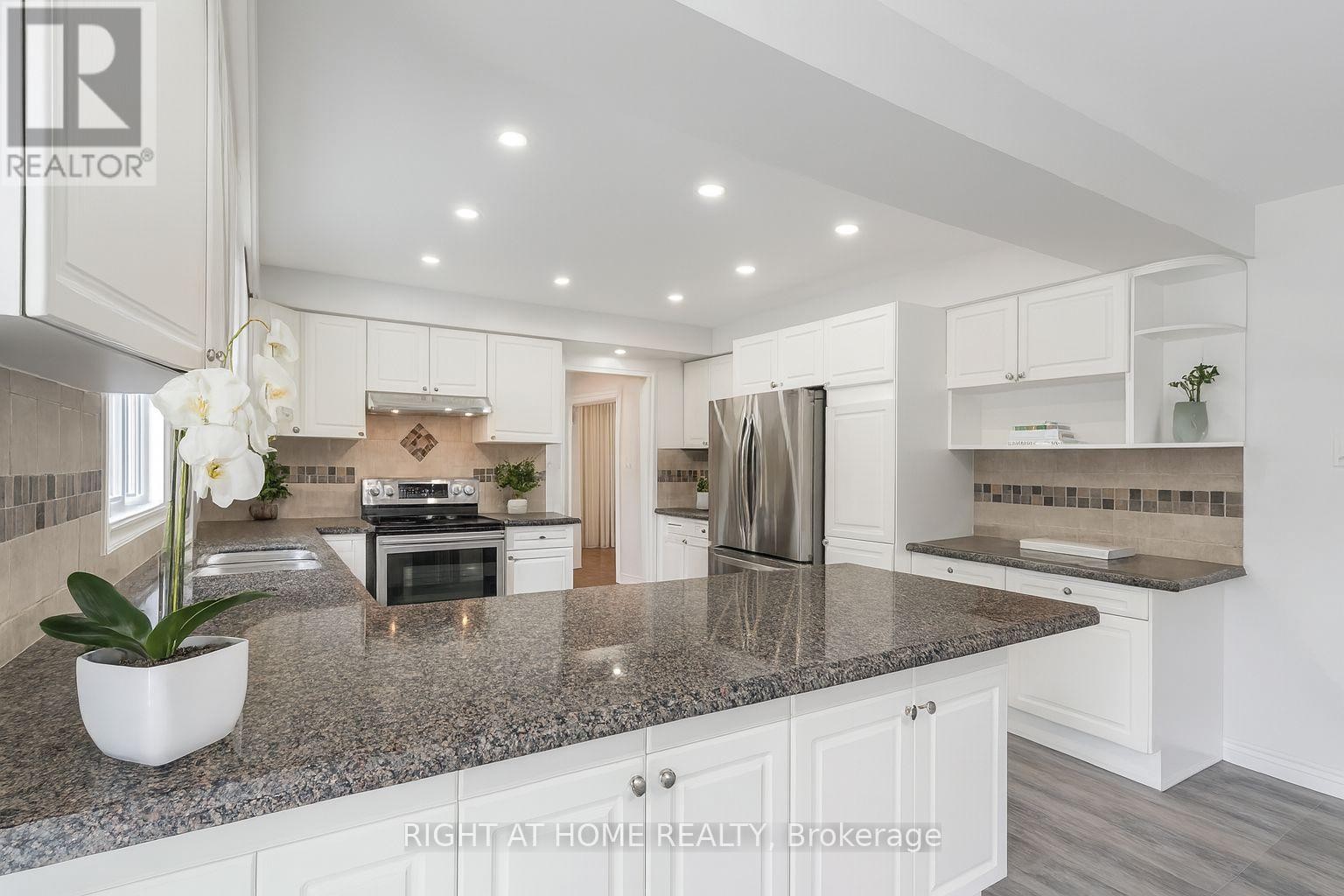 












32 GRANDVIEW CRESCENT

,
Bradford West Gwillimbury (Bradford),




Ontario
L3Z3L1

