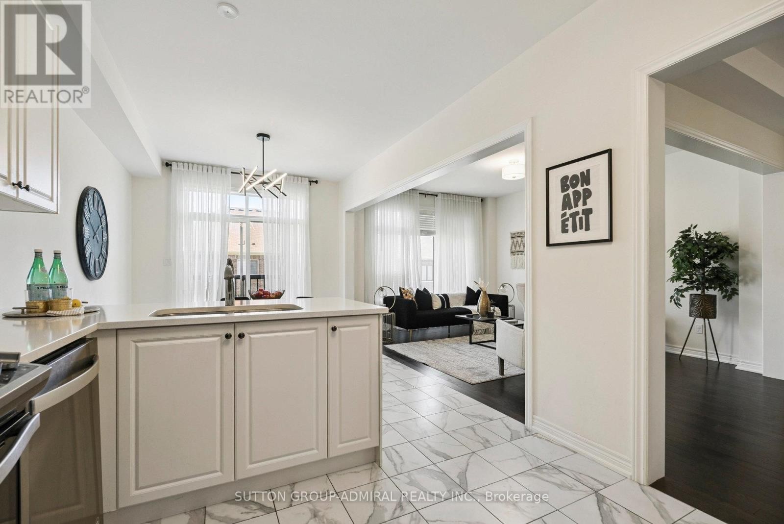 












15 JOHN SMITH STREET

,
East Gwillimbury (Holland Landing),




Ontario
L9N0S7

