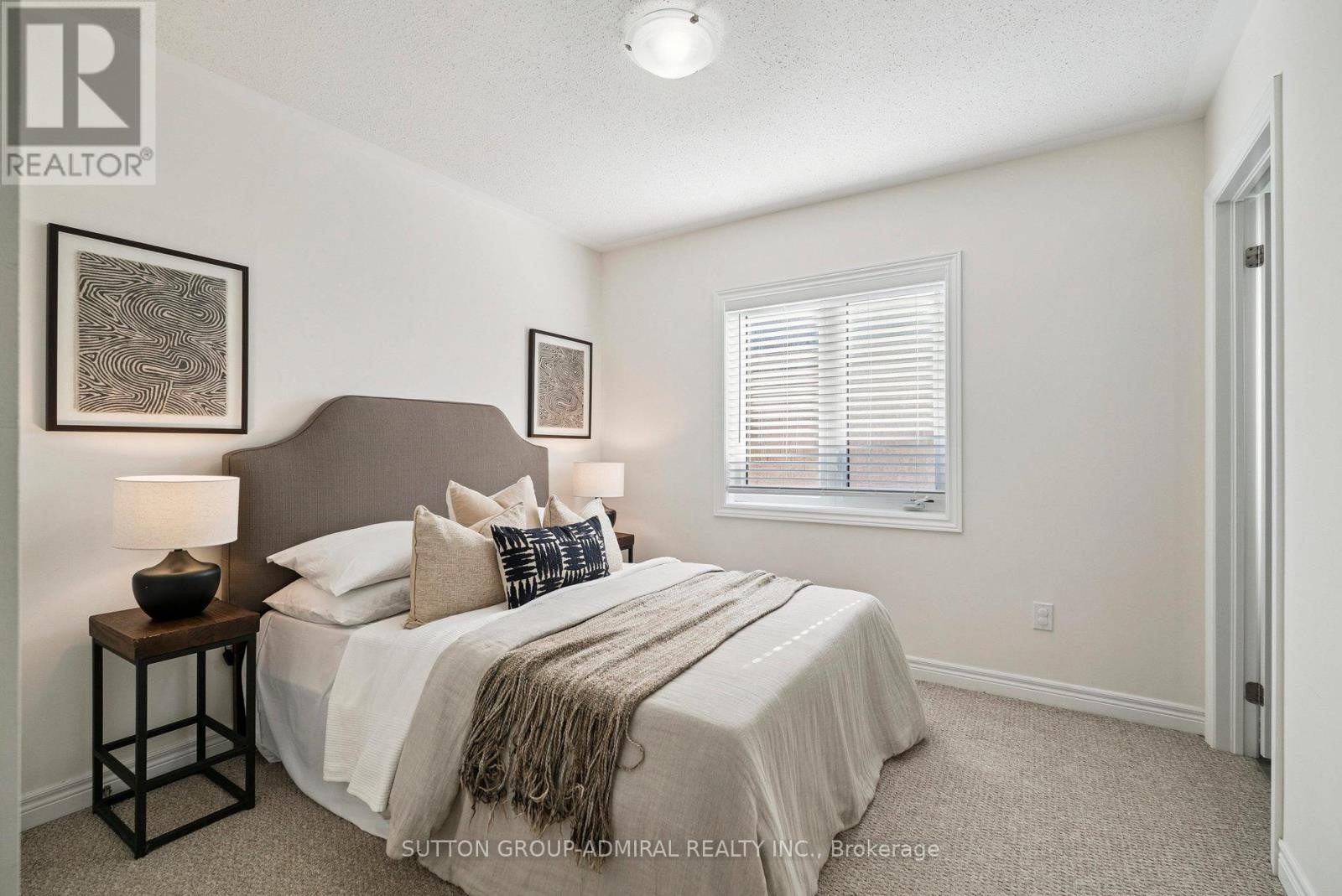 












15 JOHN SMITH STREET

,
East Gwillimbury (Holland Landing),




Ontario
L9N0S7

