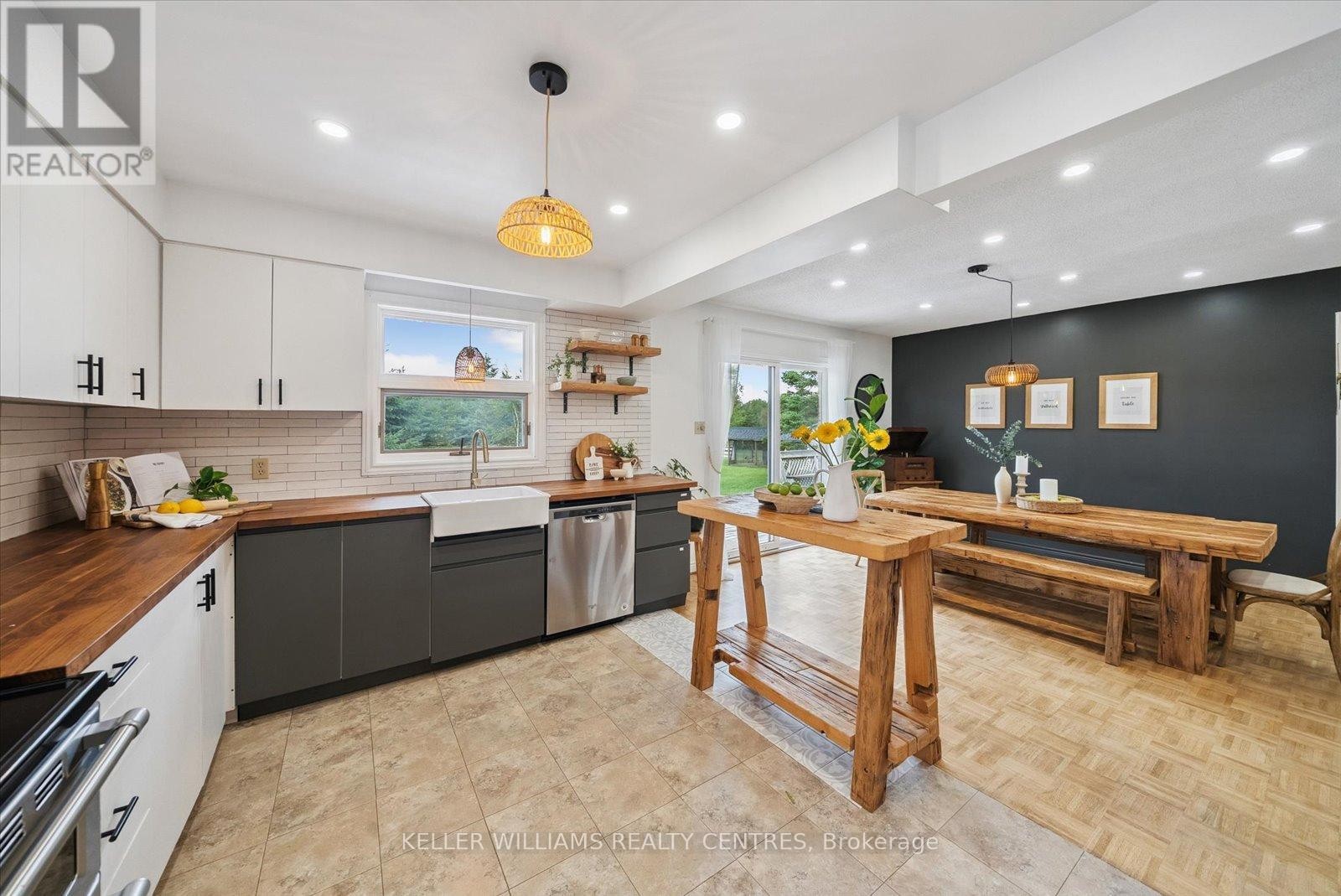 












25154 VALLEY VIEW DRIVE

,
Georgina (Sutton & Jackson's Point),




Ontario
L0E1R0

