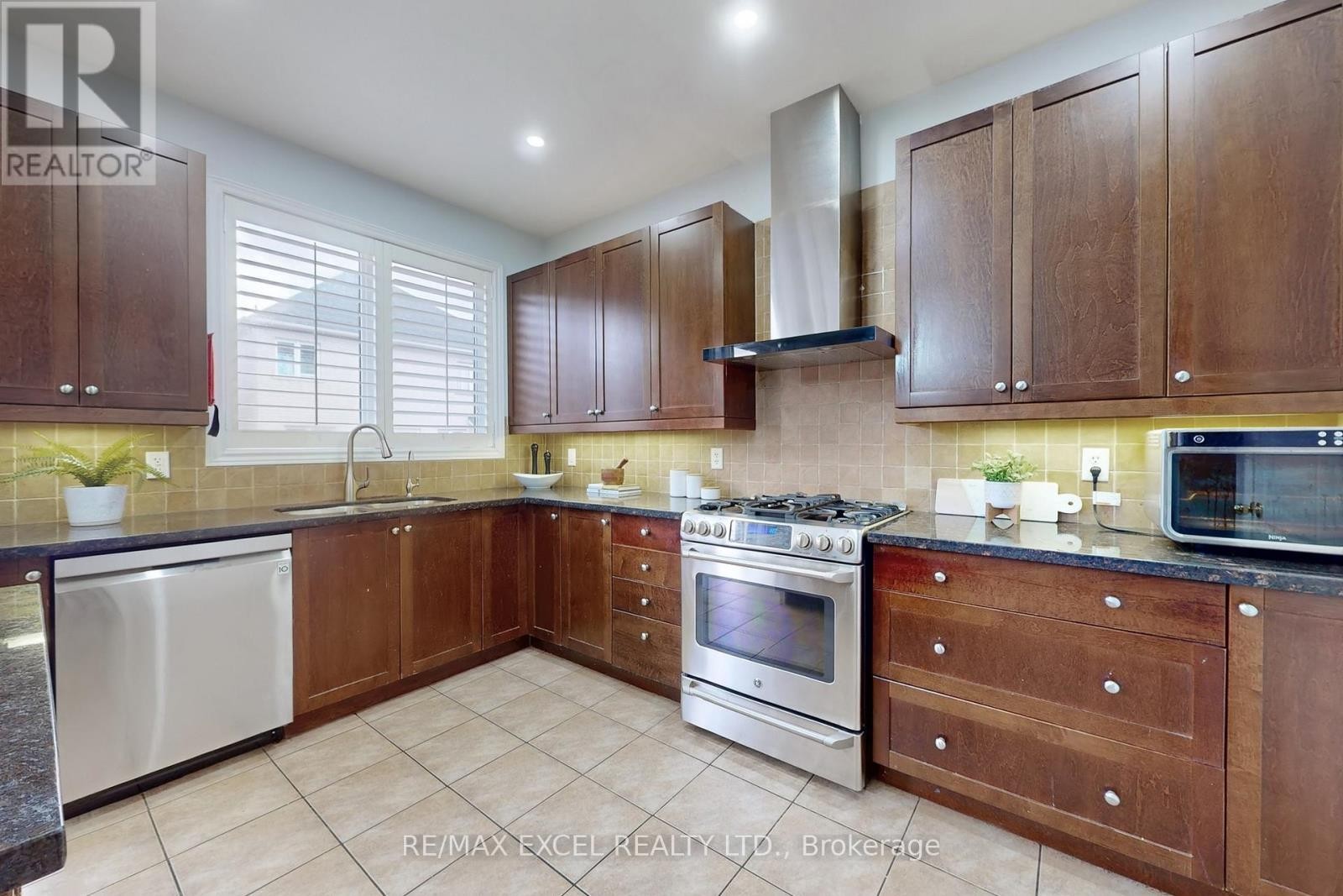 












25 LUNDY DRIVE

,
Markham (Box Grove),




Ontario
L6B0G1


